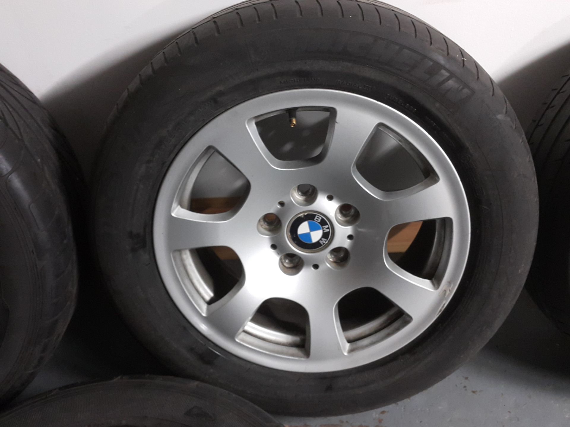 4 X BMW 5 SERIES 16" ALLOY WHEELS WITH TYRES 225/55/R16 - Bild 4 aus 9