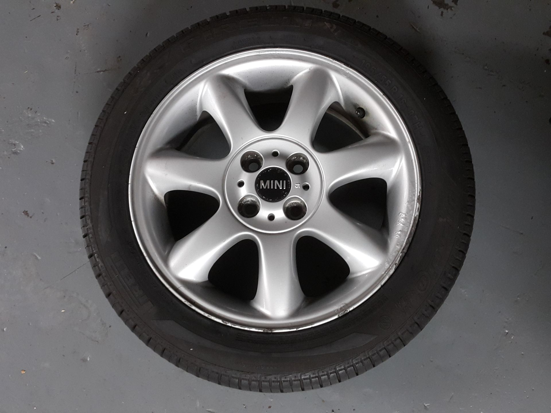 1 X BMW MINI 16" ALLOY WHEEL WITH PIRELLI TYRE 195/55/R16