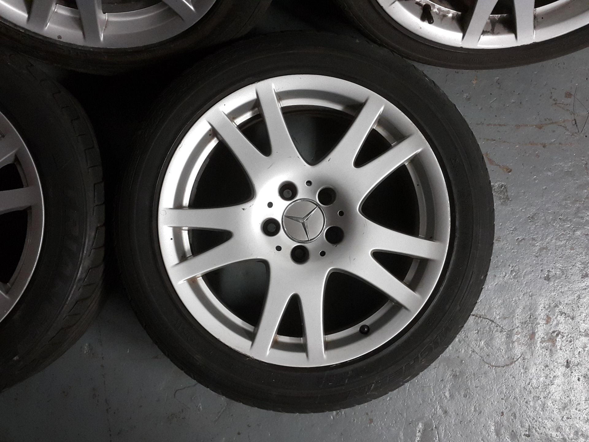 5 X MERCEDES CLS W219 17" ALLOY WHEELS WITH TYRES 245/45/R17 - Image 10 of 11