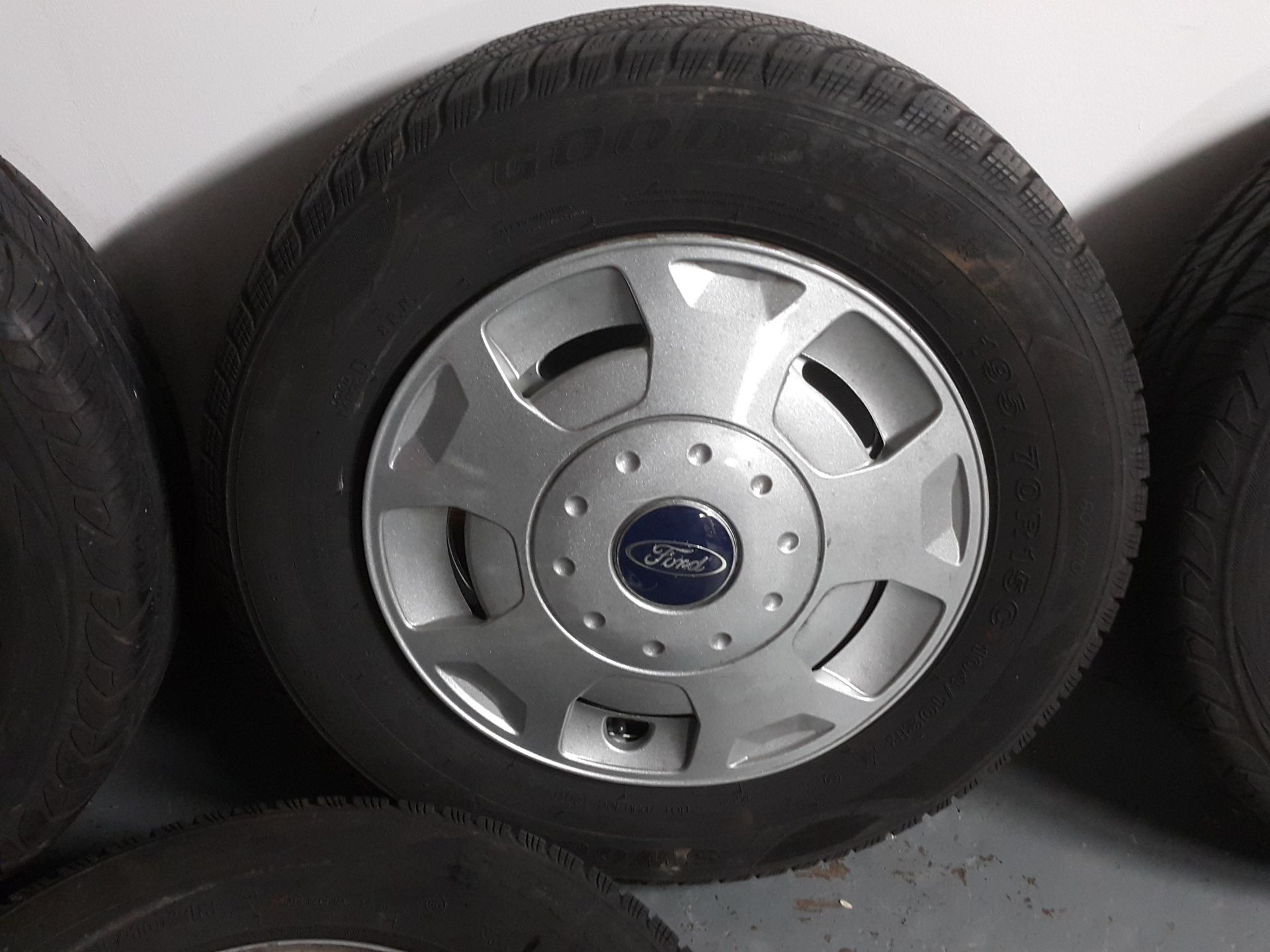 4 X FORD TRANSIT 15" STEEL RIMS WITH TYRES 195/70/R15 (2 UNIROYAL 2 OTHERS) - Bild 4 aus 9