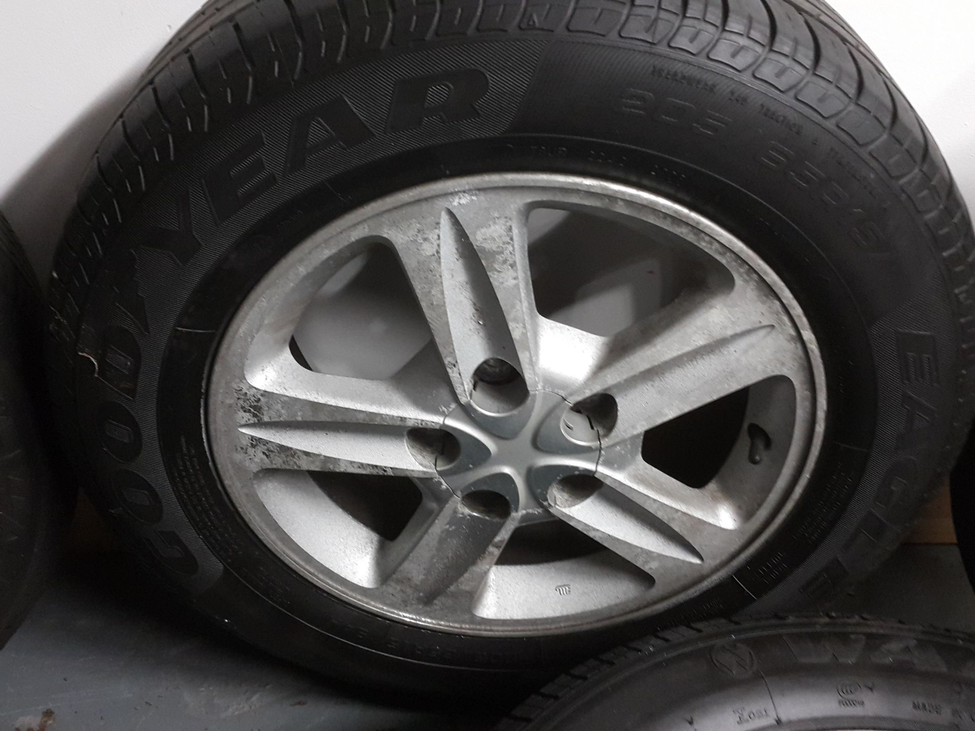 5 X TOYOTA PREVIA 15" ALLOY WHEELS WITH TYRES 205/65/15 (2 GOODYEAR 2 OTHERS) - Image 4 of 11