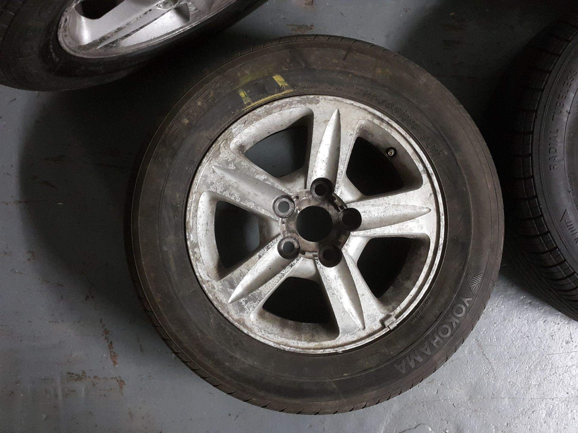 5 X TOYOTA PREVIA 15" ALLOY WHEELS WITH TYRES 205/65/15 (2 GOODYEAR 2 OTHERS) - Image 10 of 11