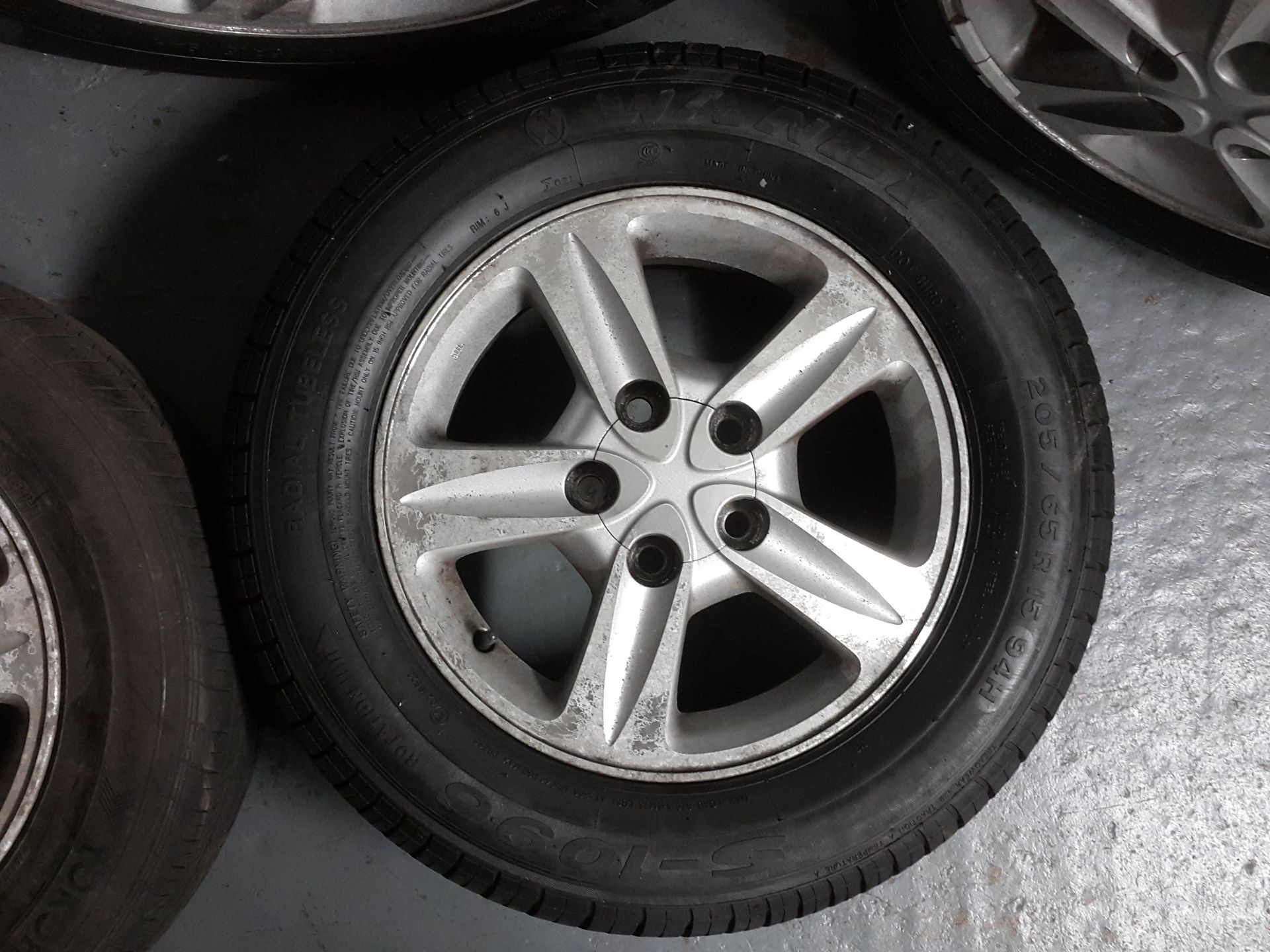 5 X TOYOTA PREVIA 15" ALLOY WHEELS WITH TYRES 205/65/15 (2 GOODYEAR 2 OTHERS) - Image 8 of 11