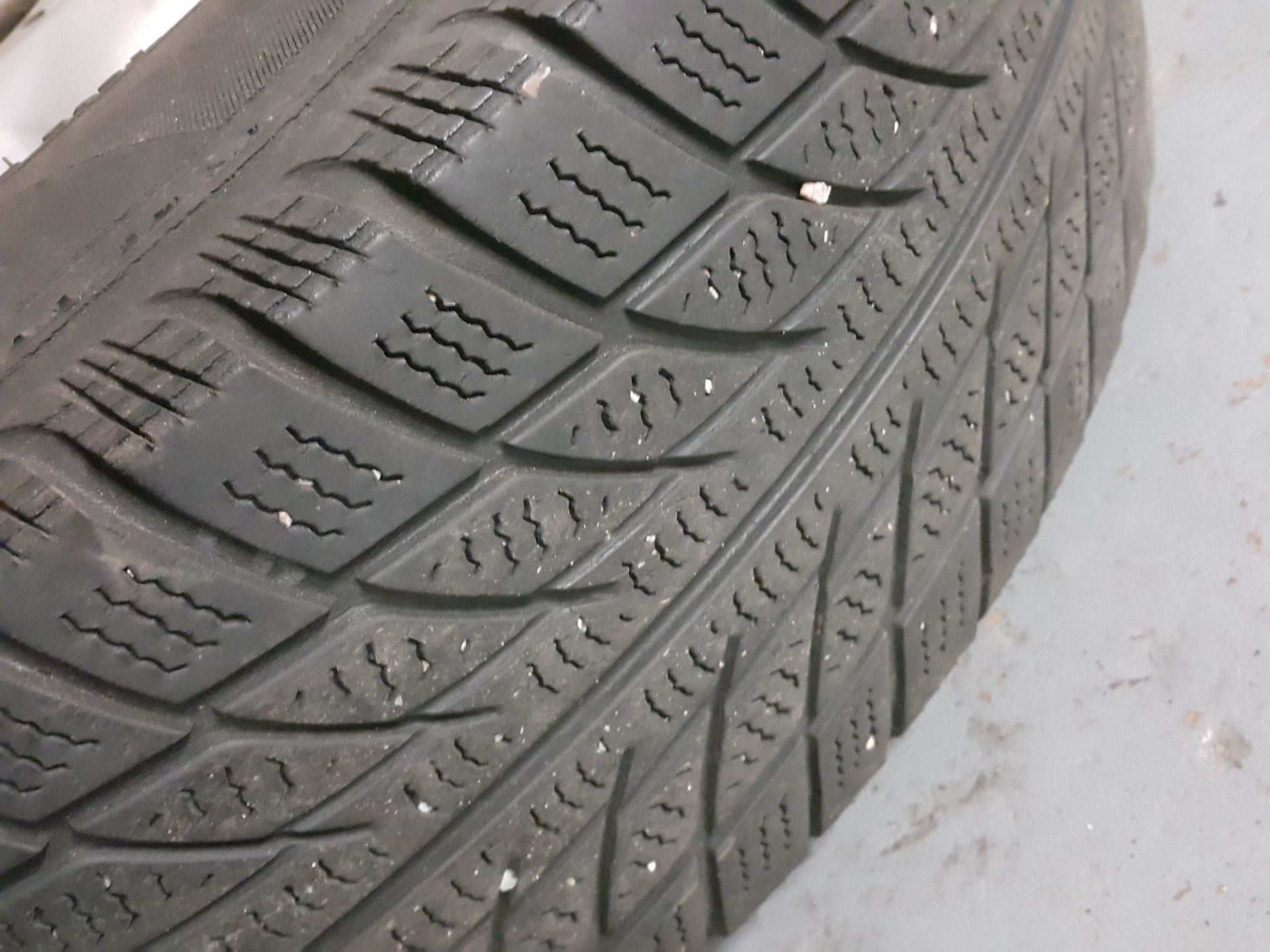 4 X FORD TRANSIT 15" STEEL RIMS WITH TYRES 195/70/R15 (2 UNIROYAL 2 OTHERS) - Image 9 of 9