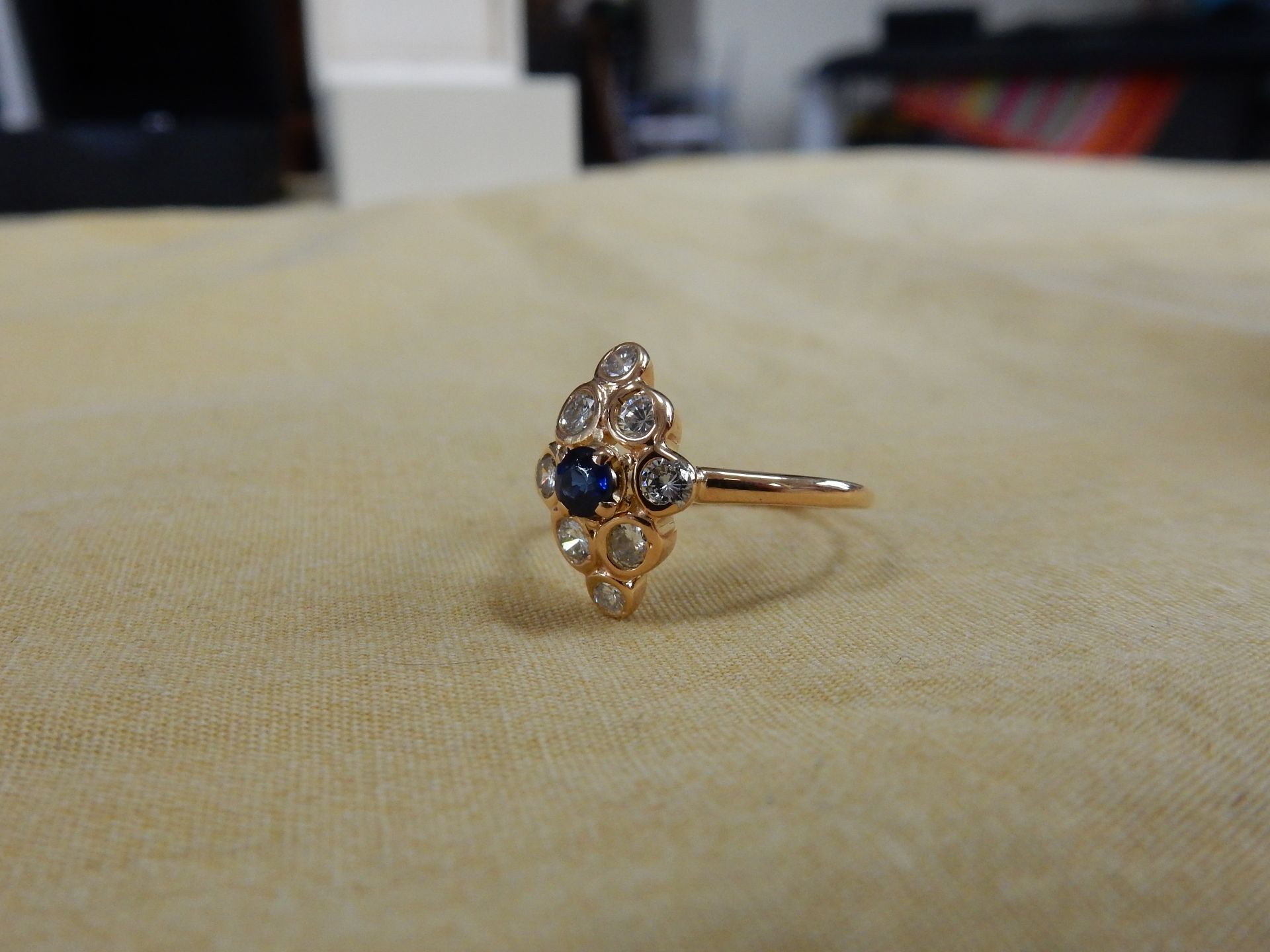 An 18 carat yellow gold sapphire and diamond marquise shaped cluster ring. - Bild 2 aus 5