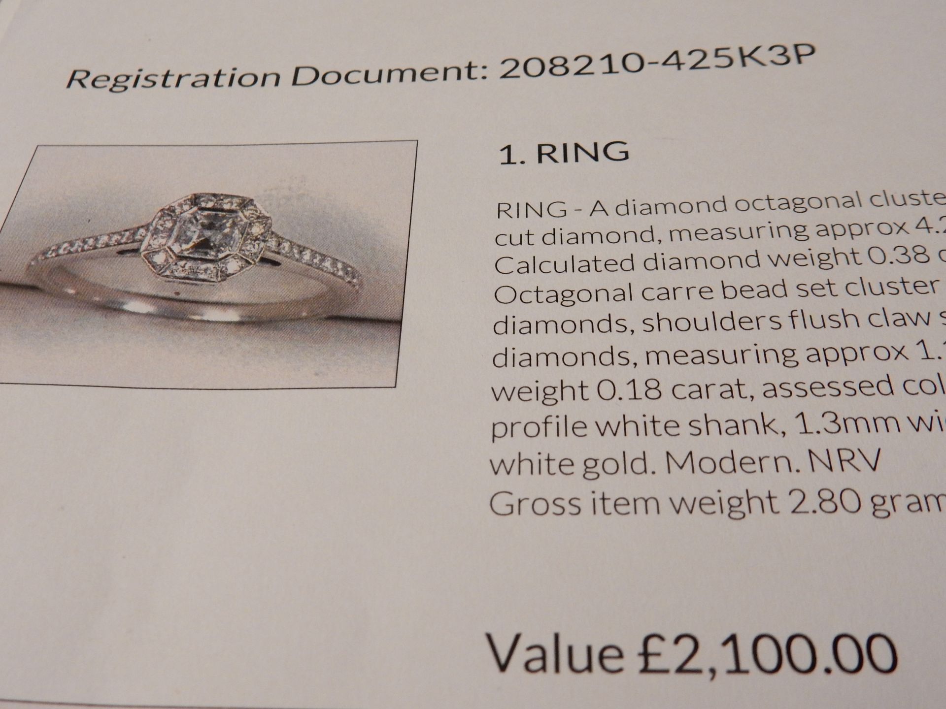 An 18 carat white gold diamond cluster ring with diamond set shoulders. - Bild 2 aus 4