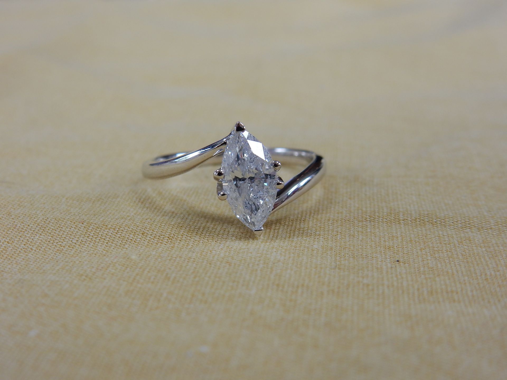 An 18 carat white gold diamond pear shaped cluster head ring. - Bild 2 aus 6