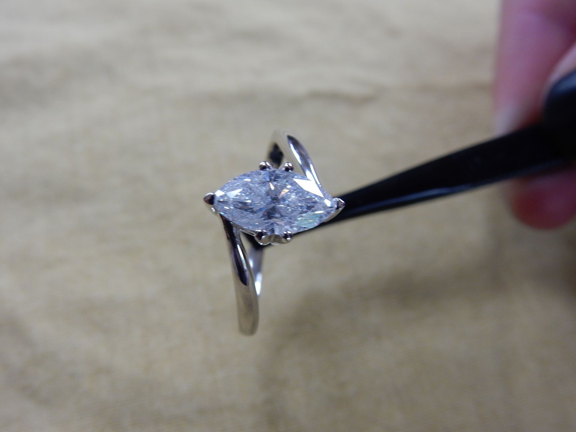 An 18 carat white gold diamond pear shaped cluster head ring. - Bild 5 aus 6