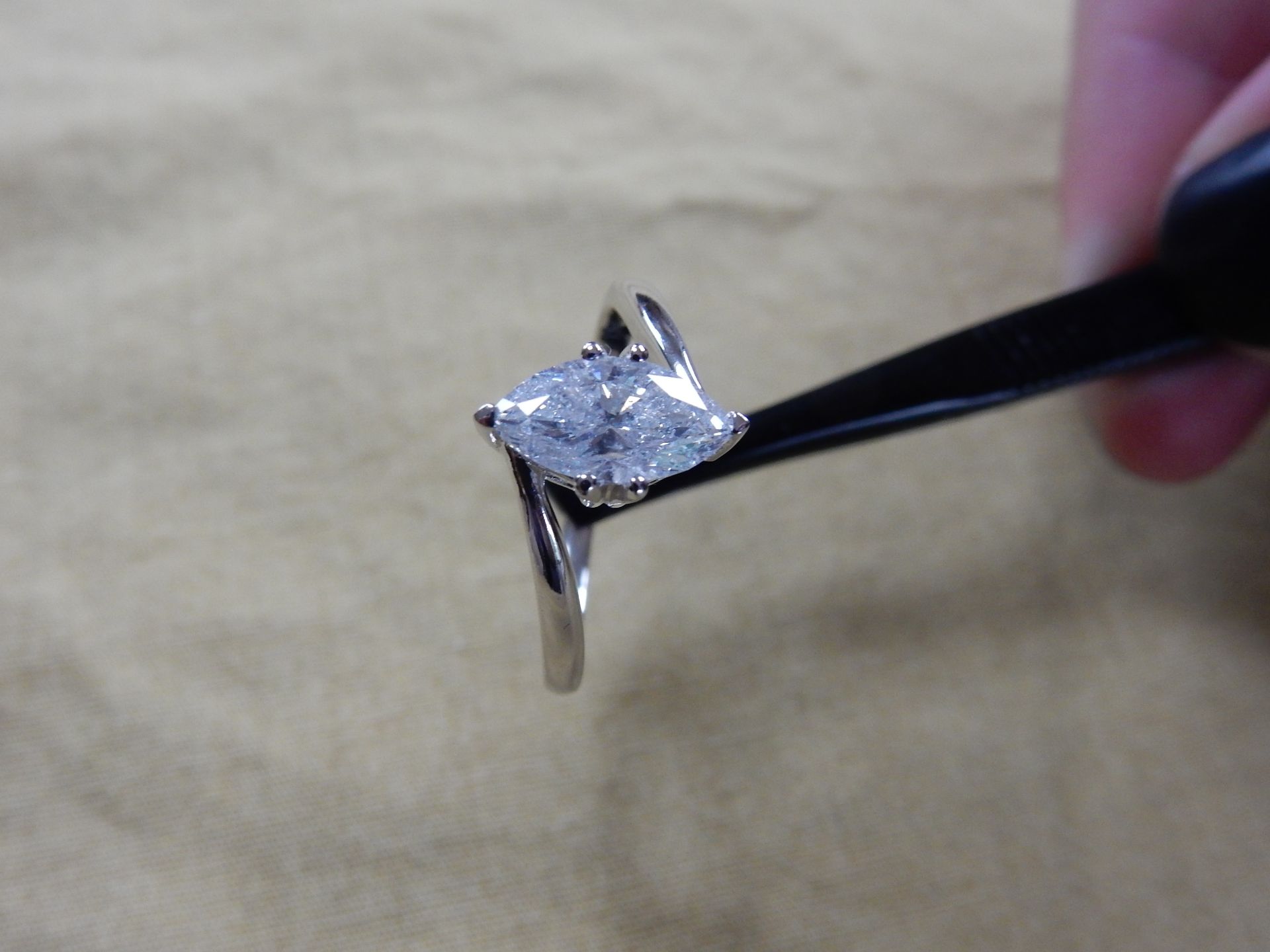 An 18 carat white gold diamond pear shaped cluster head ring. - Bild 4 aus 6