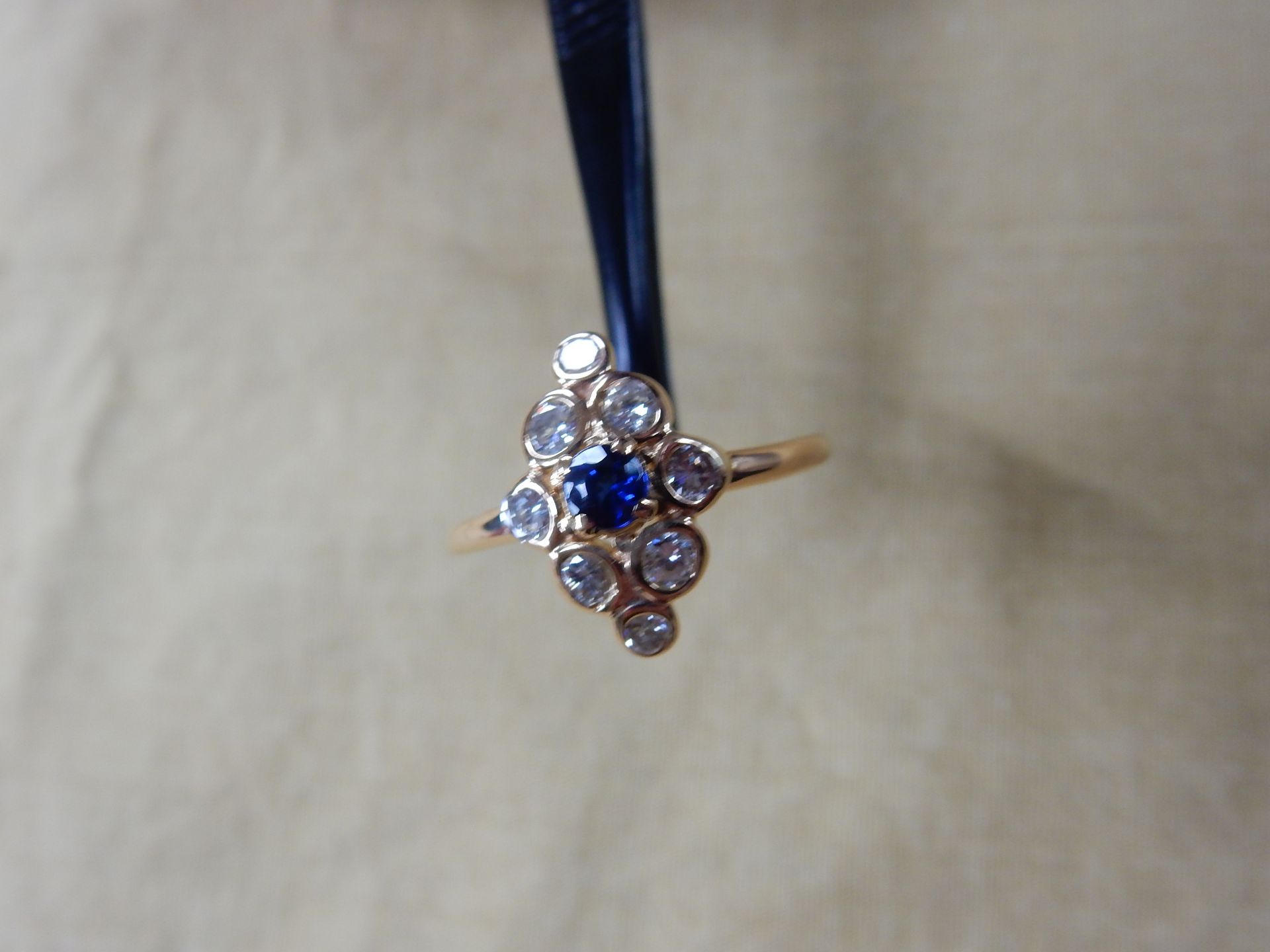 An 18 carat yellow gold sapphire and diamond marquise shaped cluster ring. - Bild 4 aus 5