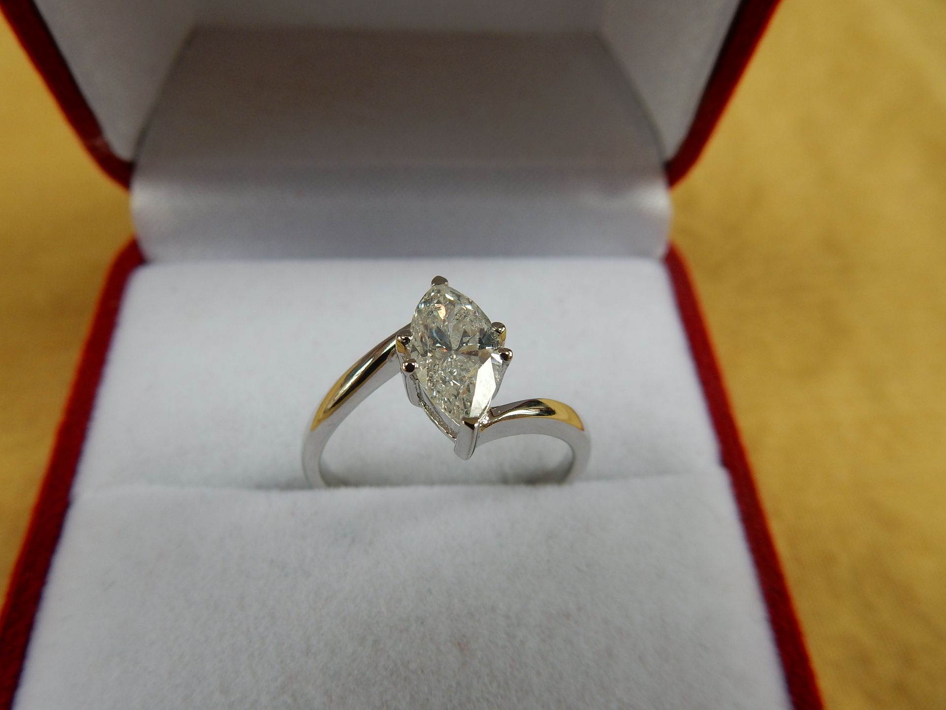 An 18 carat white gold diamond pear shaped cluster head ring. - Bild 3 aus 6