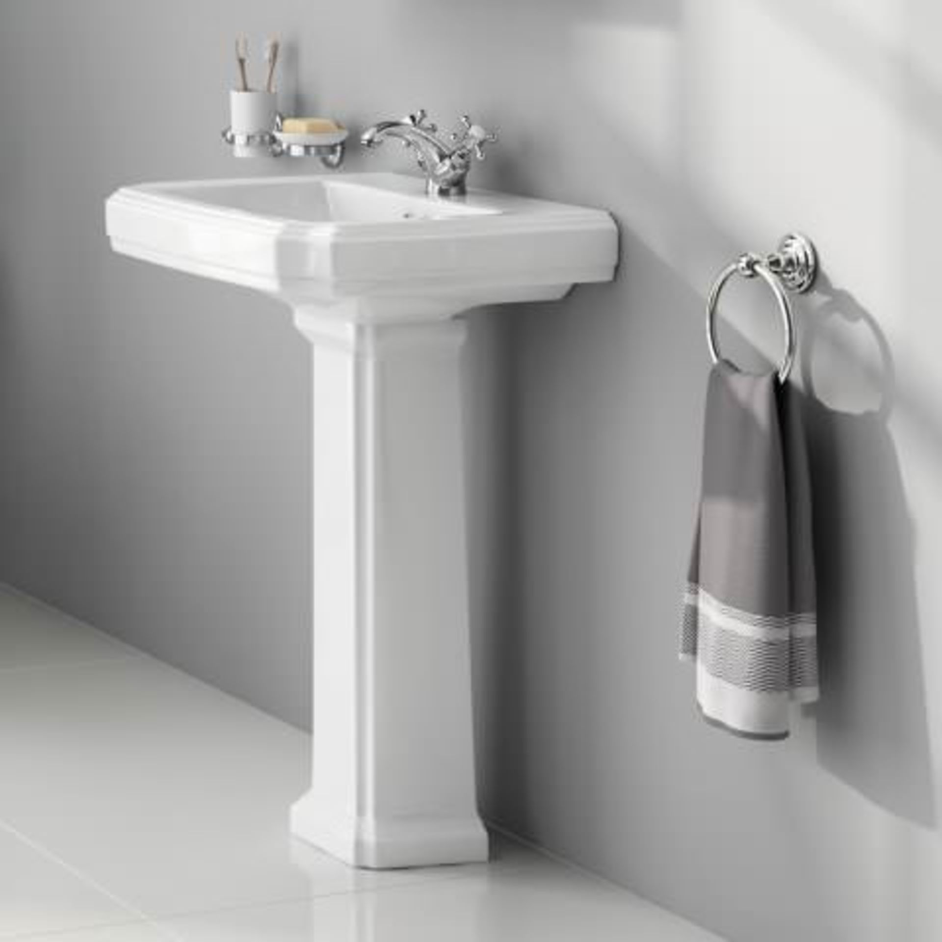 (O33) Georgia II Traditional Basin & Pedestal - Single Tap Hole. RRP £229.99. This elegant basin