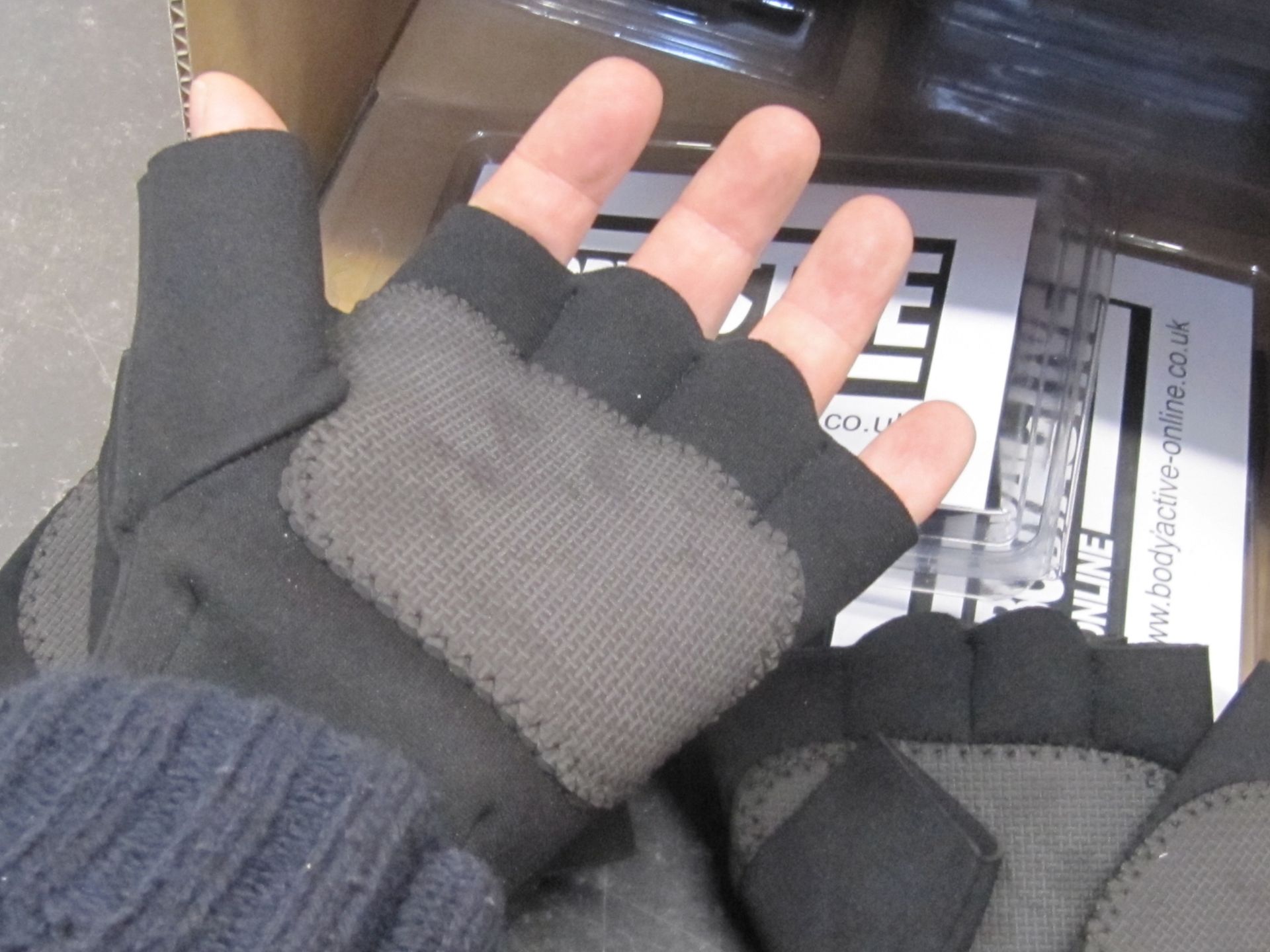 18 Pairs of Fingerless Gloves. - Image 3 of 5