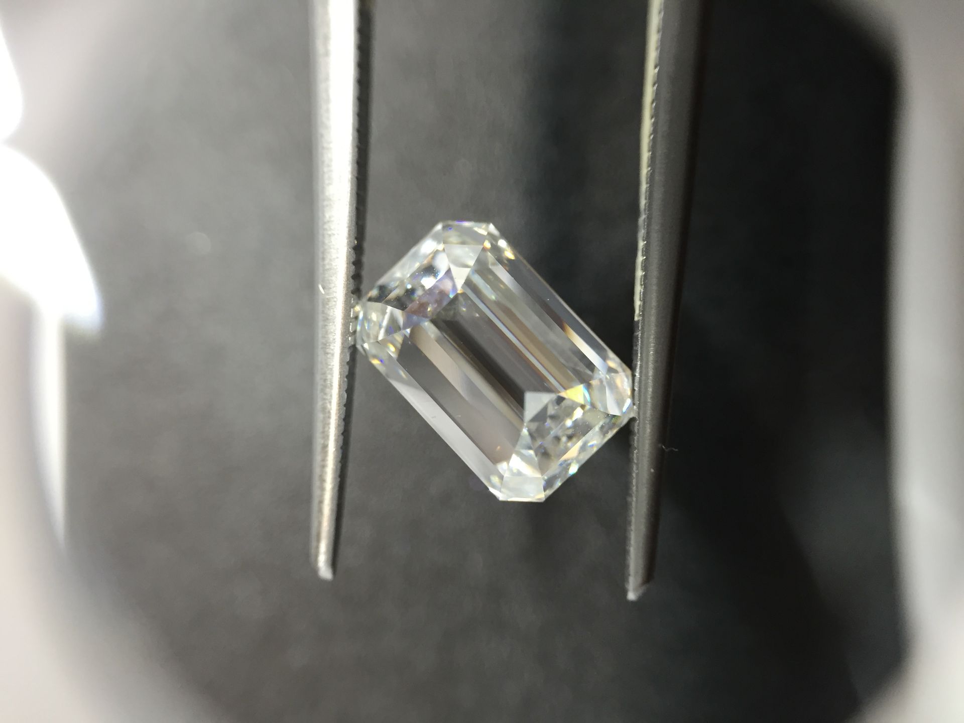 3.02ct emerald cut diamond. G colour, vvs1 clarity. 9.71 x 6.51 x 5.03mm. IGI certificate _