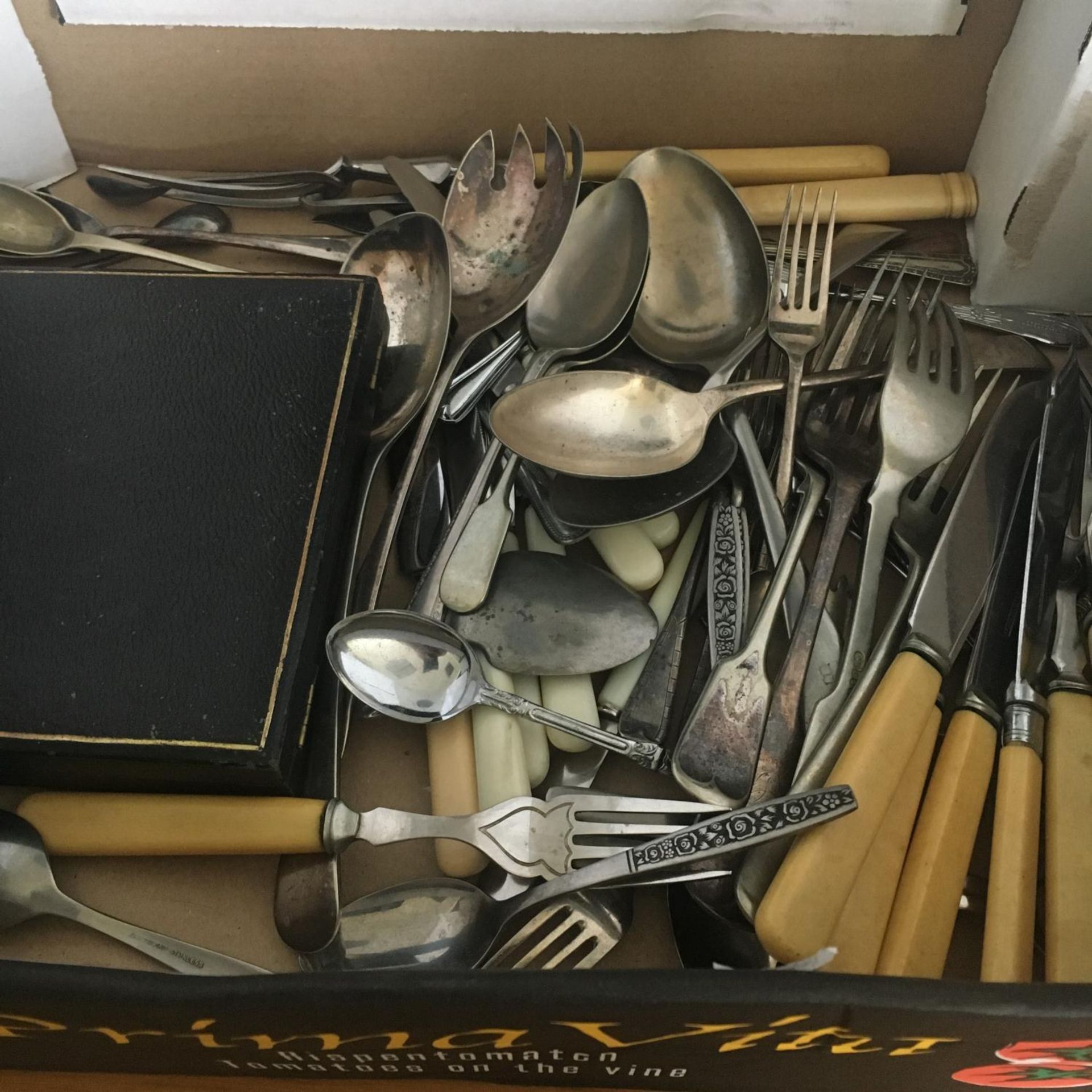 BOX OF ASSORTED CASED AND LOOSE PLATED CUTLERY. The hammer price includes free packing & shipping to