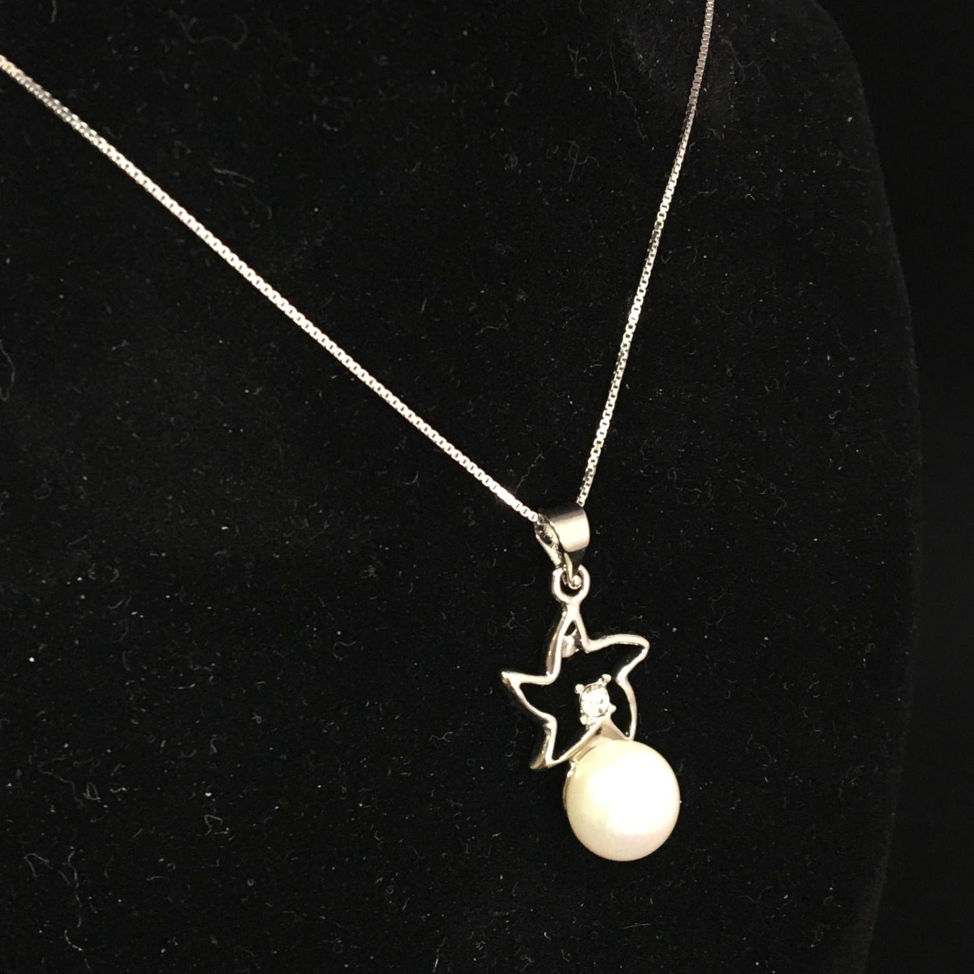 Pendant set with a 9mm freshwater pearl on a 925 silver chain. Includes free UK delivery.