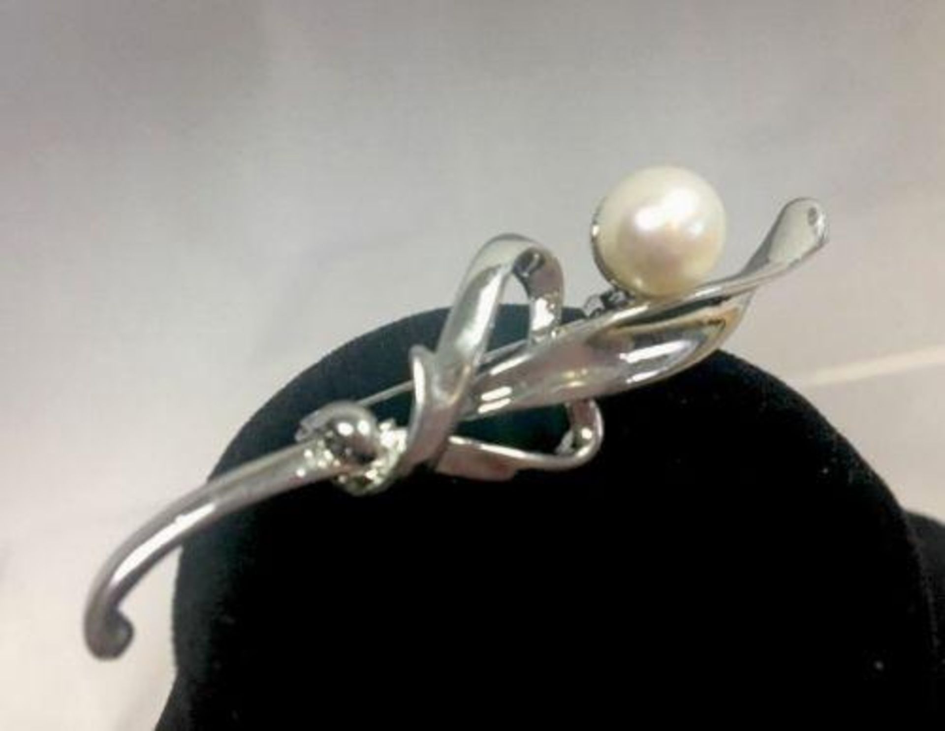 Beautiful brooch with a large genuine pearl. In the form of a rose / flower. The pearl is approx 8mm