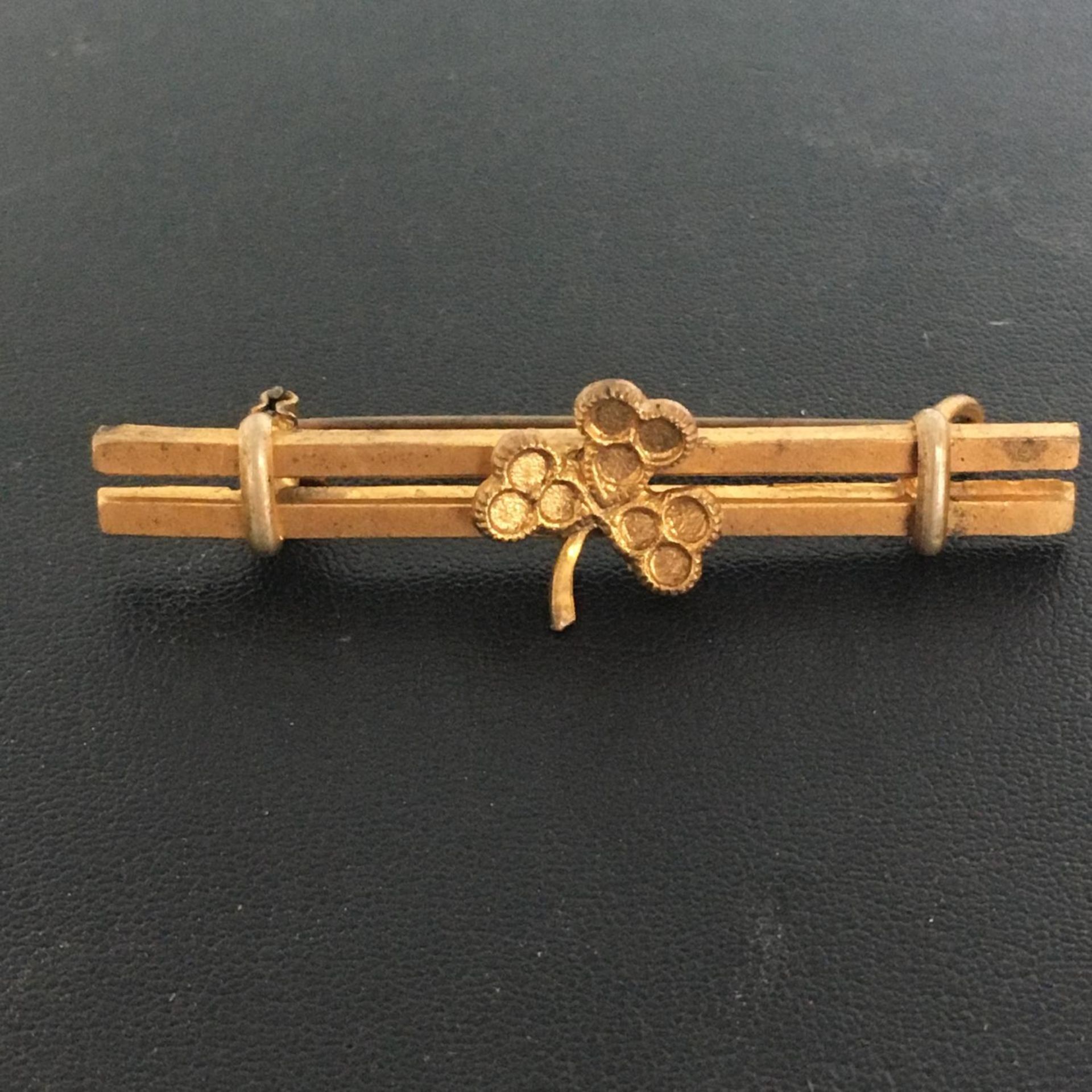 TWO BAR CLOVER DESIGN BAR BROOCH. In yellow metal. The hammer price includes free packing & shipping