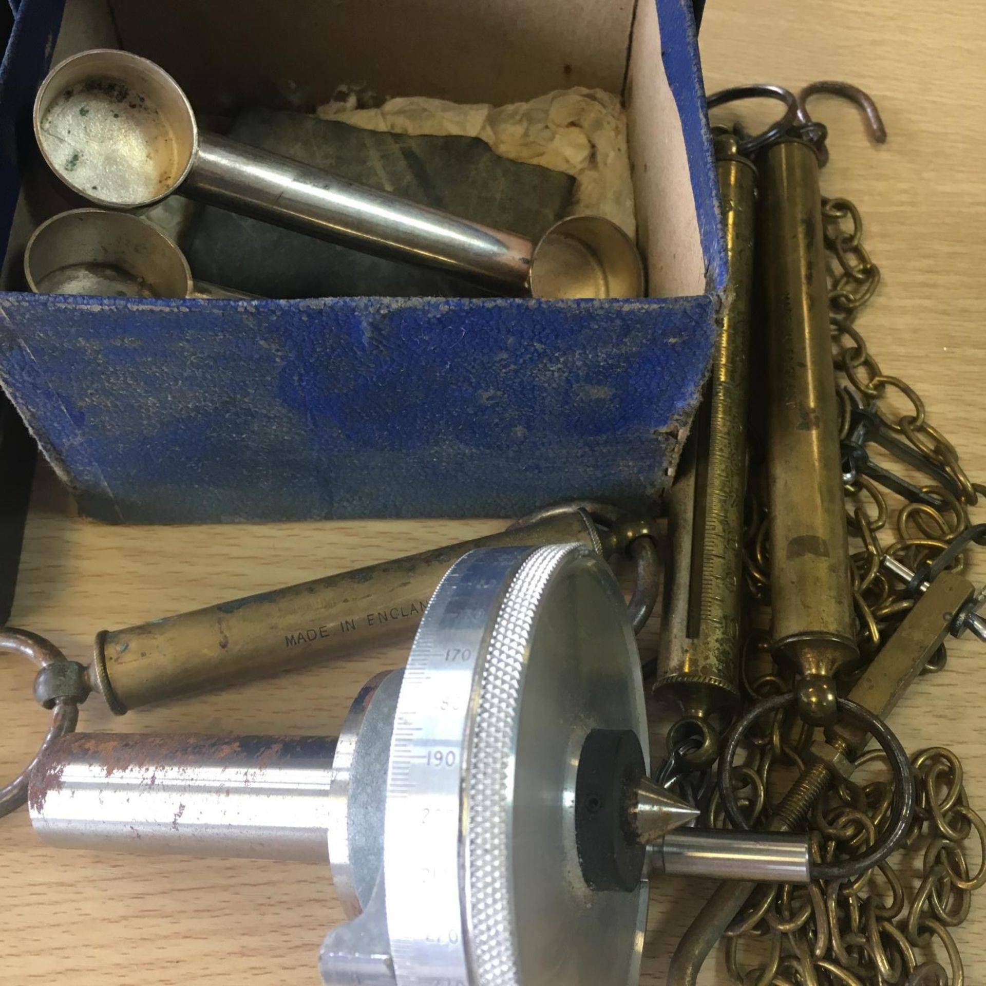 GROUP OF VINTAGE JEWELLERS ITEMS. To include Gemtek Diamond Detector, boxed set of weights and - Image 3 of 3