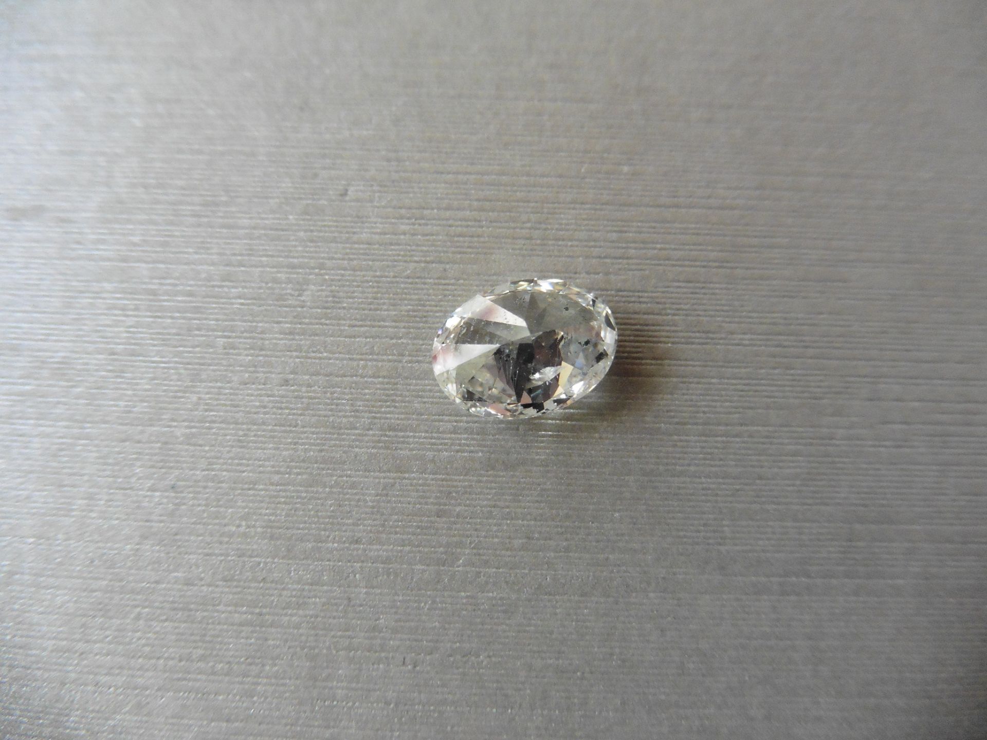 3.01ct single oval cut diamond. H colour and si3-I1 clarity. Ideal for ring mounting. Valued at £ - Bild 3 aus 4