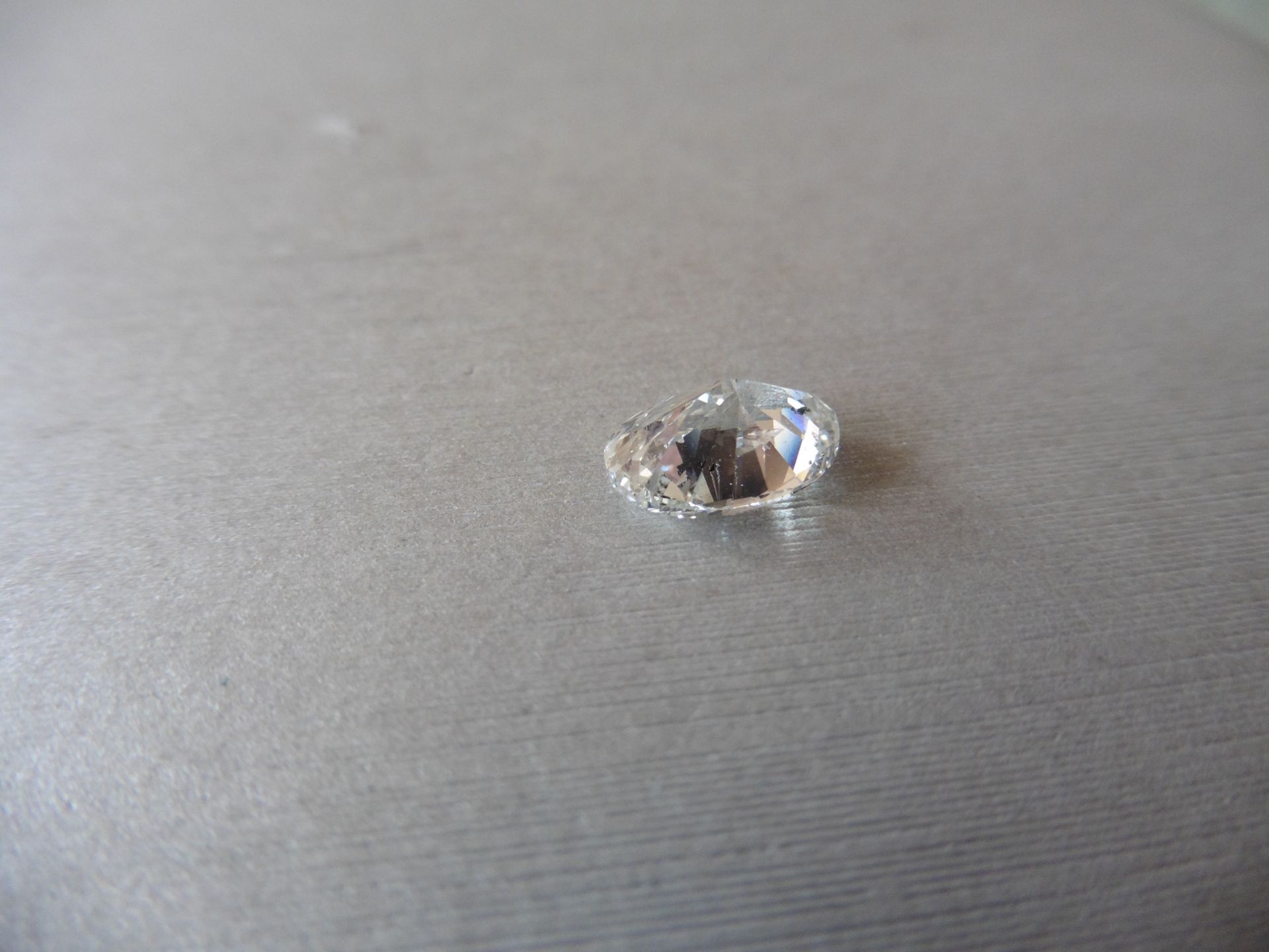 3.01ct single oval cut diamond. H colour and si3-I1 clarity. Ideal for ring mounting. Valued at £ - Bild 2 aus 4