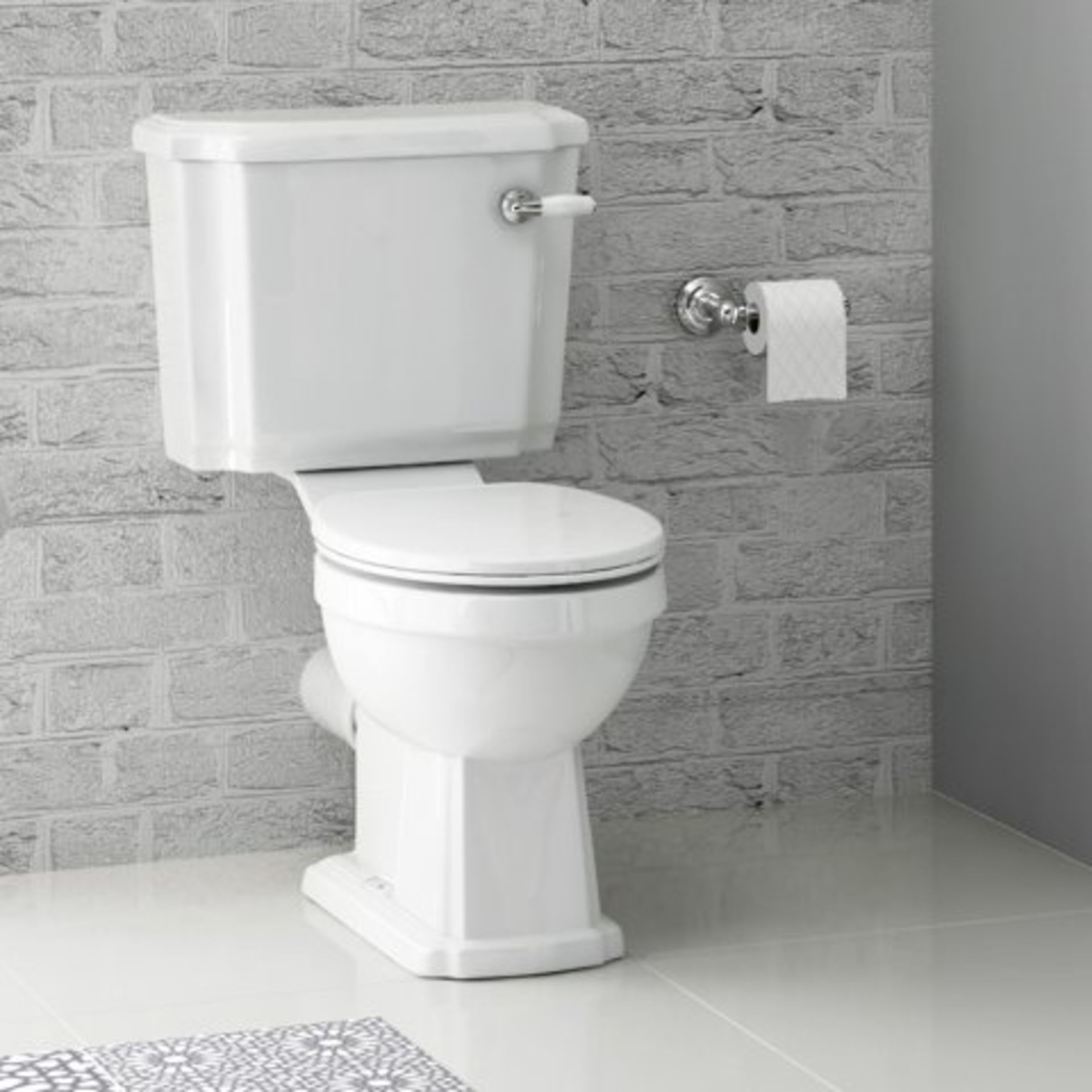 (I19) Georgia II II Traditional Close Coupled Toilet & Cistern - White Seat This classic close