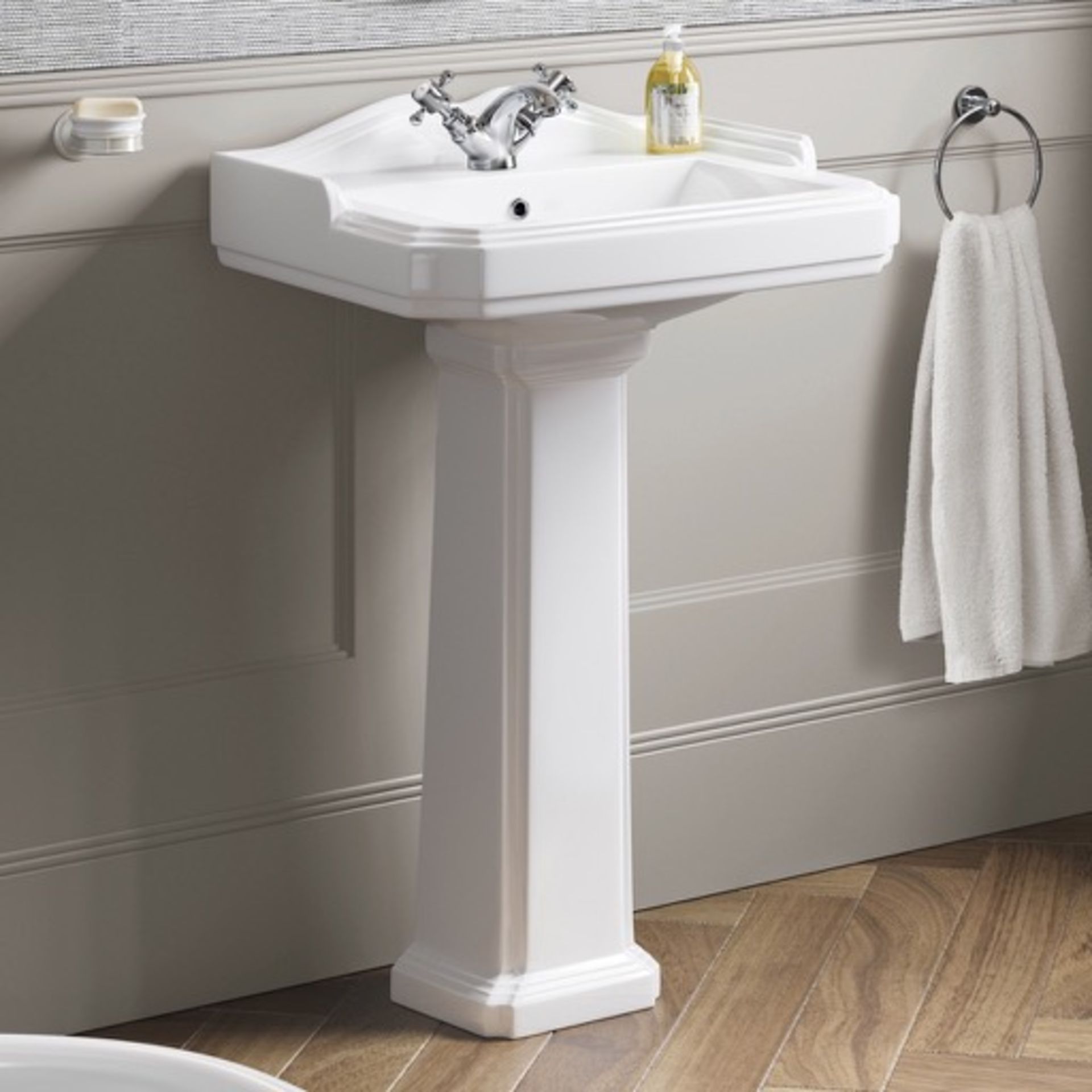 PALLET TO CONTAIN 8 x Victoria Basin & Pedestal - Single Tap Hole. RRP £175.99, TOTAL RRP £1,407.92.