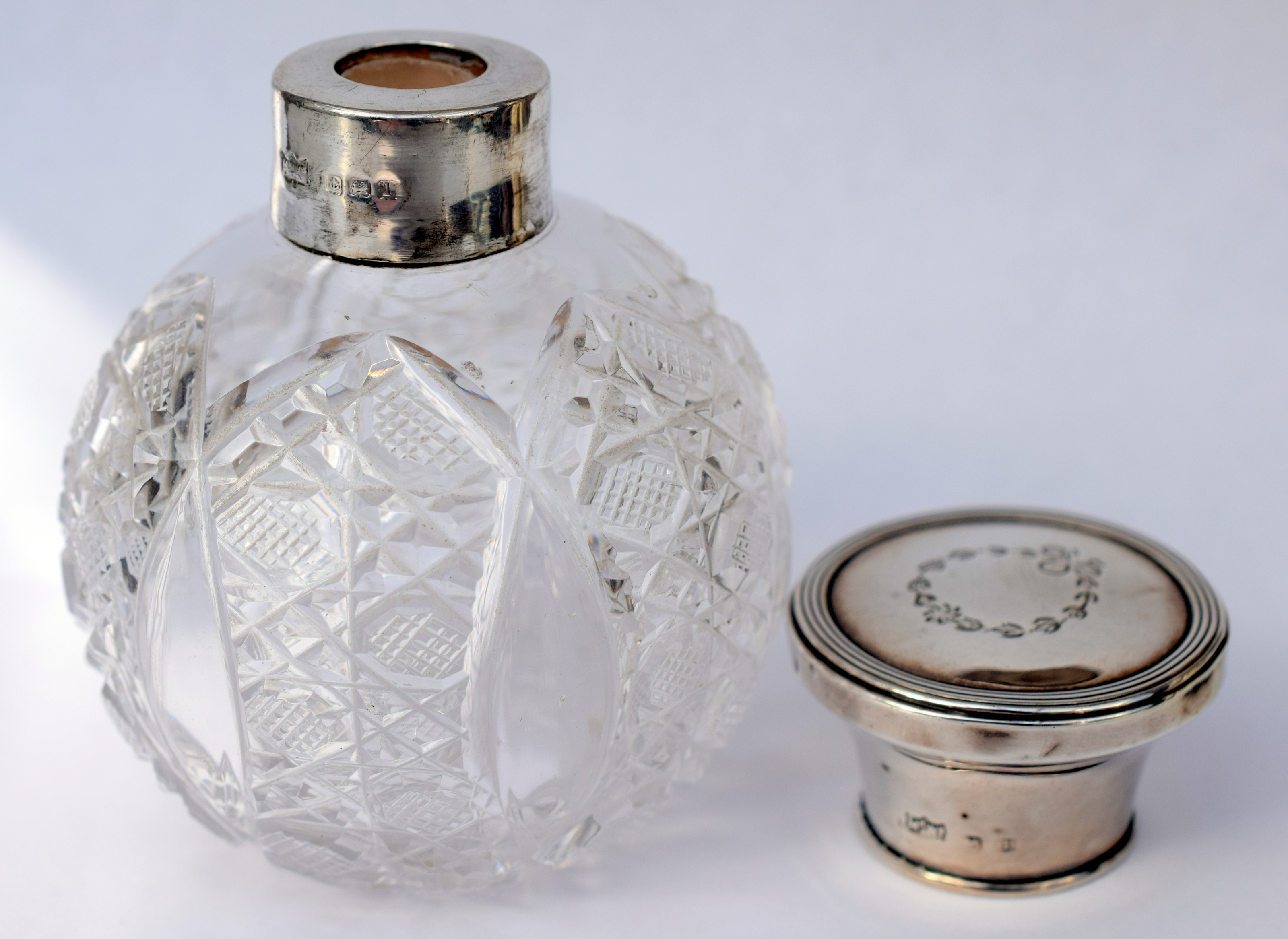 Mappin & Webb Scent bottle in crystal and silver, hallmarks showing Sheffield 1928   Mappin & Webb - Image 2 of 5