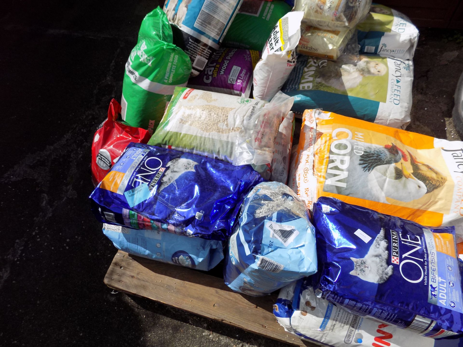 LARGE PALLET OF PET FOODS AND ACCESSORIES