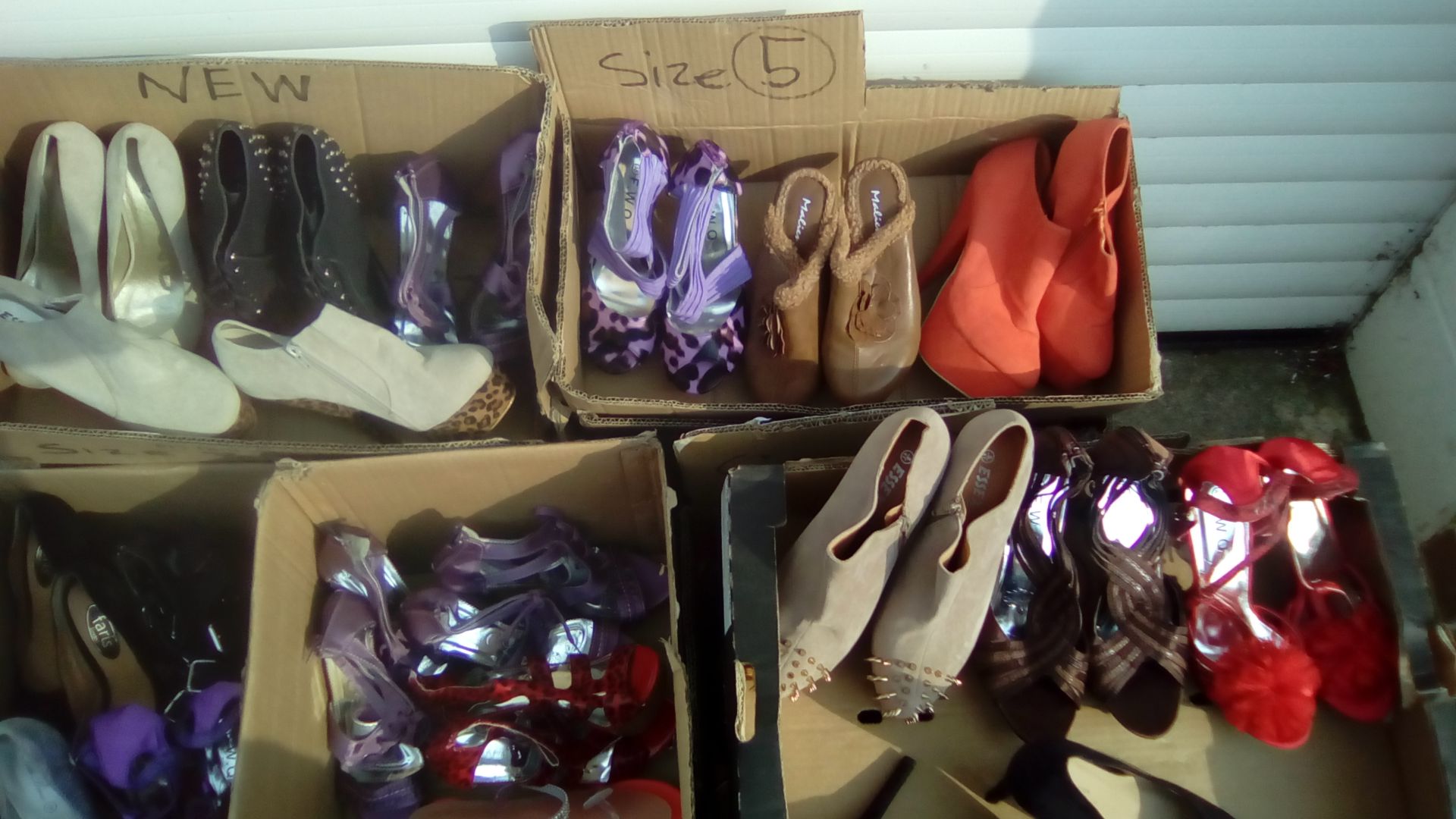 1x pallet of 57x NEW Loose boxed women's shoes heels / flats sizes and assorted styles 4-8 sizes.