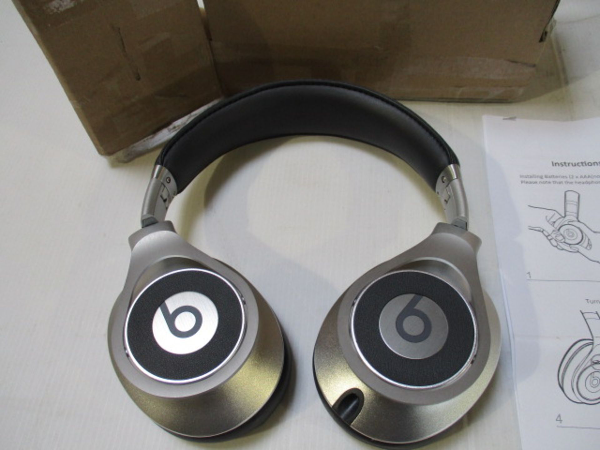 Beats Headfones as pictured unknown reason return - boxed - Image 5 of 5