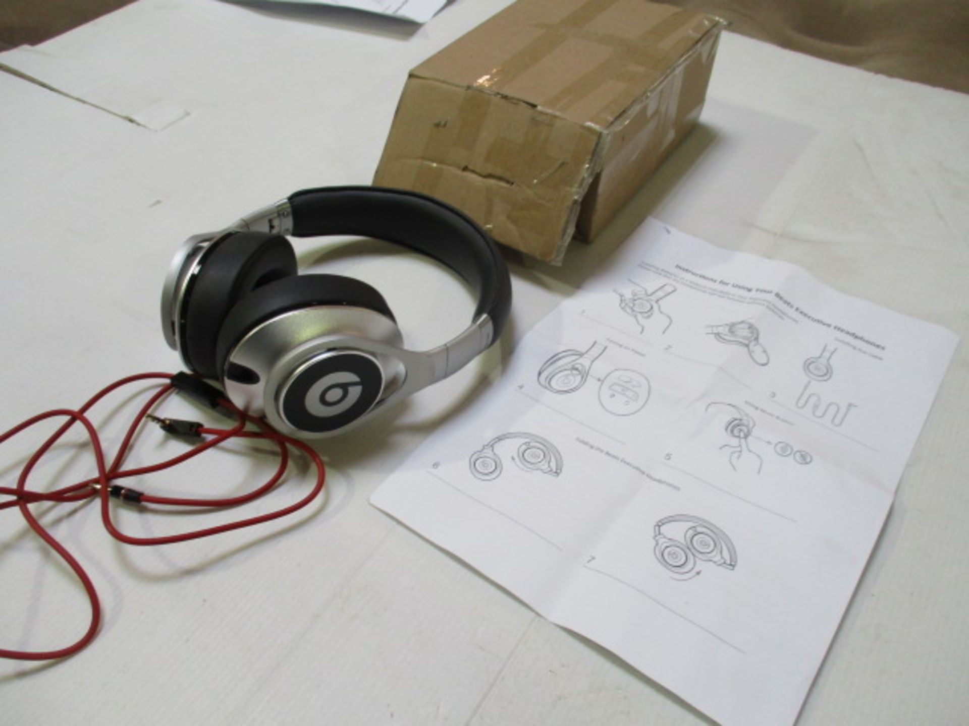 Beats Headfones as pictured unknown reason return - boxed - Image 3 of 5