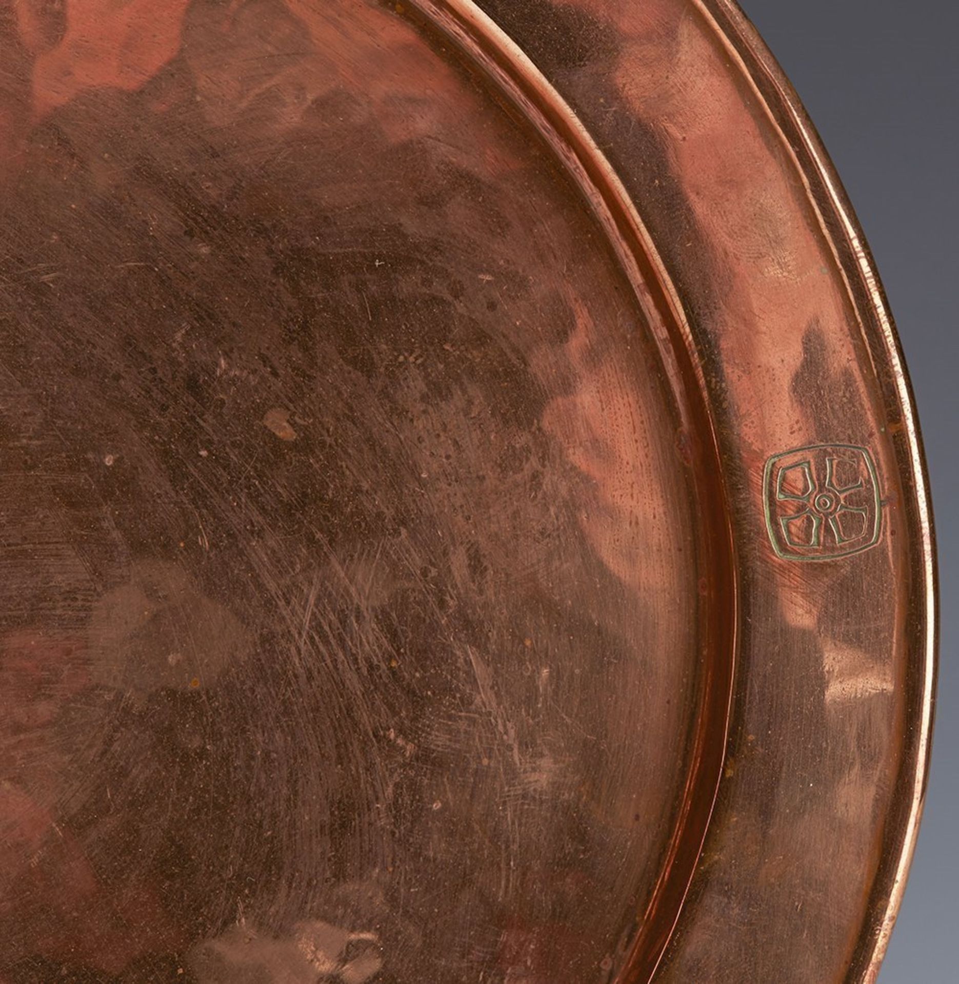 BIRMINGHAM GUILD OF HANDICRAFTS COPPER DRINKS TRAY C.1900   DIMENSIONS   Diameter 22cm   CONDITION - Image 3 of 9