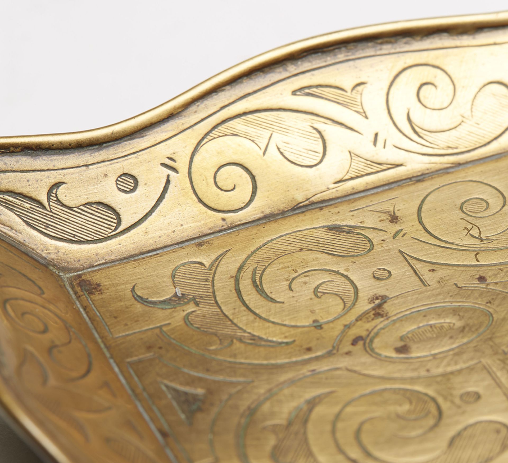 ARTS & CRAFTS ENGRAVED BRASS DESK PEN TRAY c.1890   DIMENSIONS   Length 22cm, Height 3cm   CONDITION - Image 4 of 7
