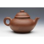 VINTAGE/ANTIQUE CHINESE YIXING TEAPOT & COVER SIGNED 19/20TH C.   DIMENSIONS   Height 7,5cm, Width