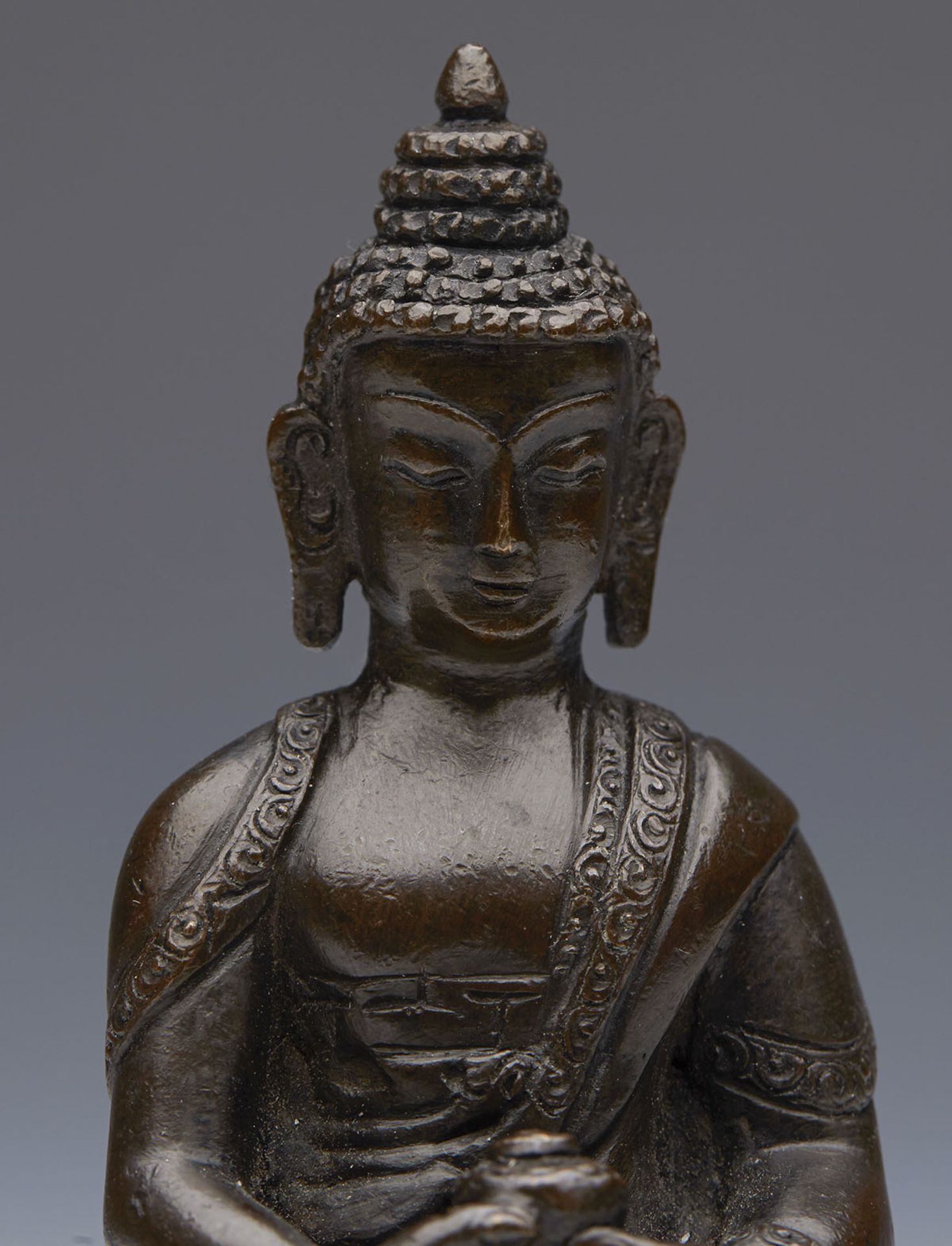 ANTIQUE/VINTAGE INDIAN BRONZE SEATED FIGURE 20TH C.   DIMENSIONS   Height 10cm   CONDITION - Image 2 of 9