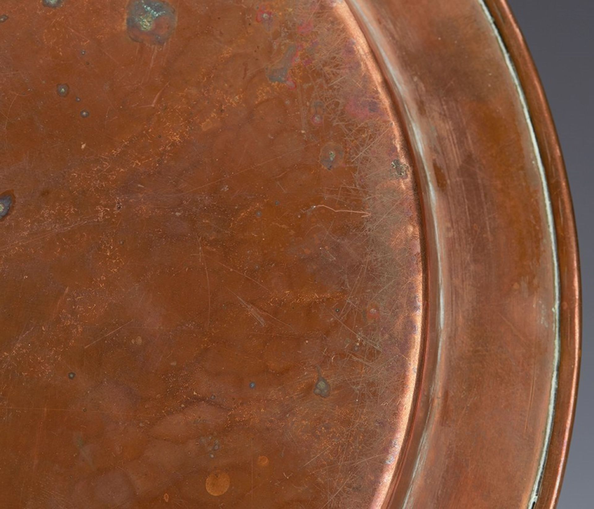 BIRMINGHAM GUILD OF HANDICRAFTS COPPER DRINKS TRAY C.1900   DIMENSIONS   Diameter 22cm   CONDITION - Image 8 of 9