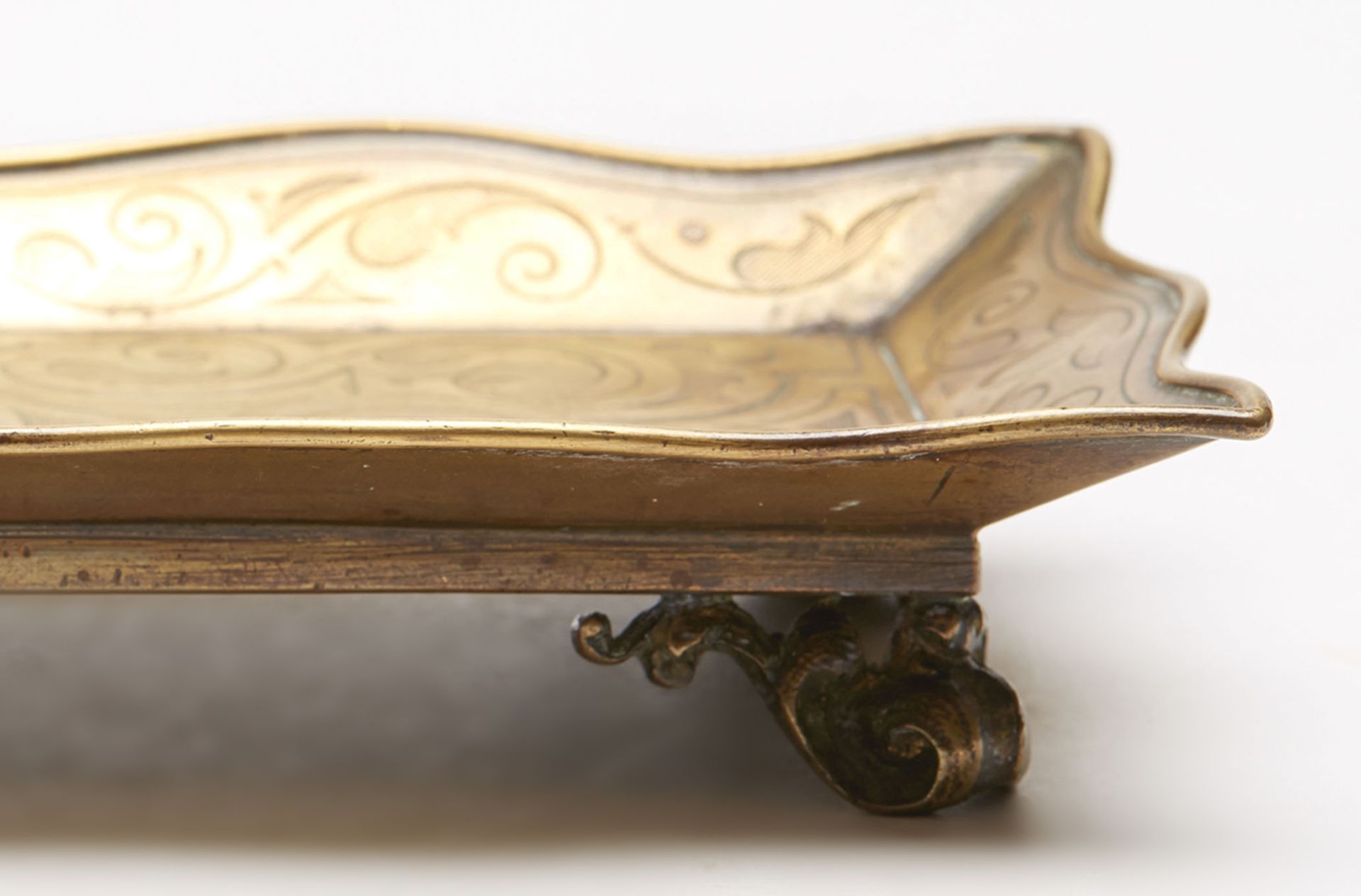 ARTS & CRAFTS ENGRAVED BRASS DESK PEN TRAY c.1890   DIMENSIONS   Length 22cm, Height 3cm   CONDITION - Image 5 of 7