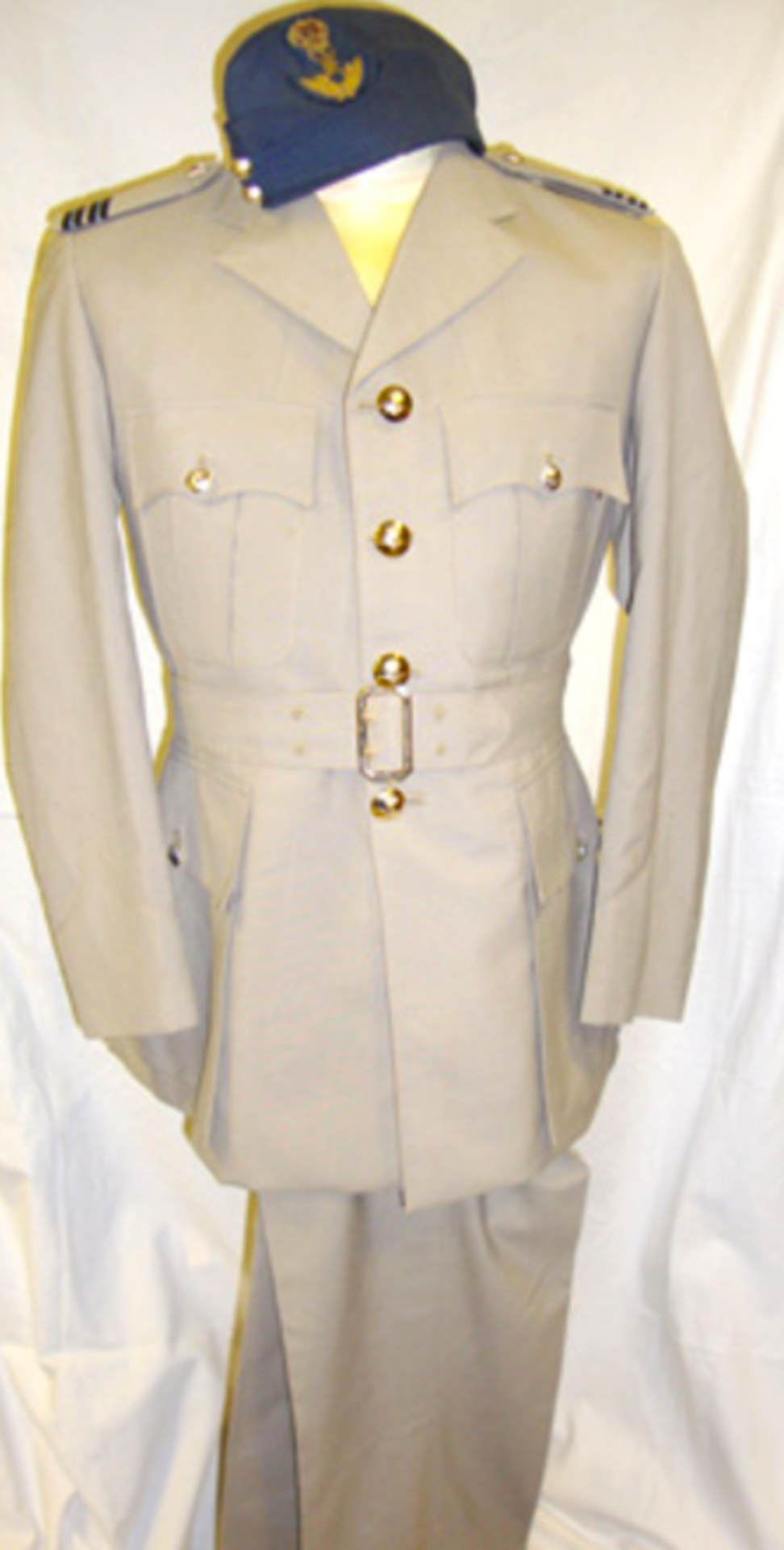 Cold War RAF Officer in Sultan of Oman Air Force Uniform & cap U 348 / 5670 A tunic, belt,