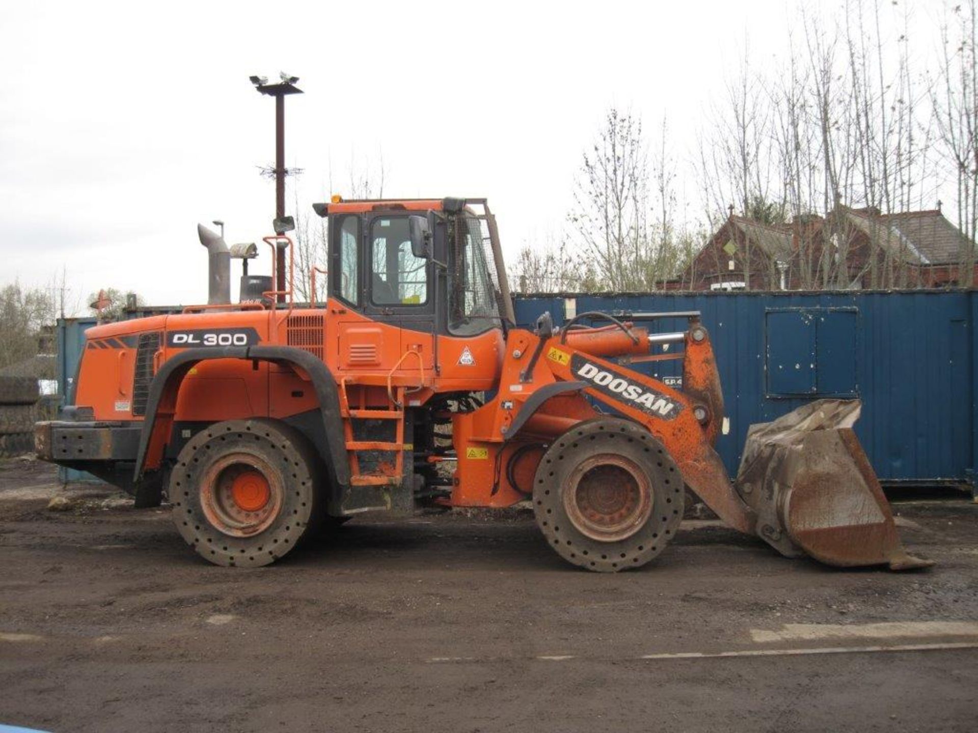 Doosan DL300 Loading Shovel 2012, very good condition and well maintained and fitted with solid