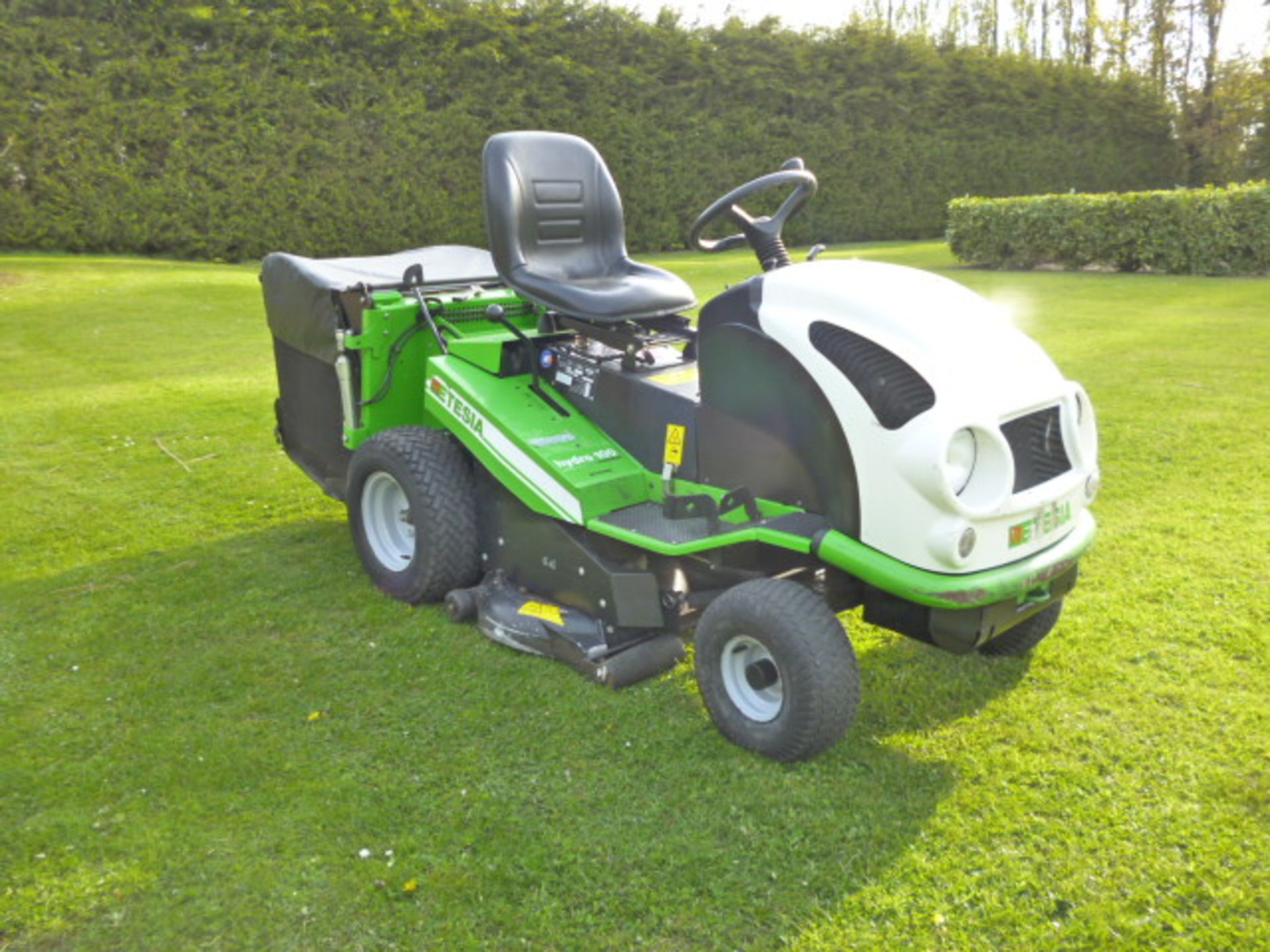 ETESIA HYDRO 100 PETROL LOW TIP RIDE ON MOWER