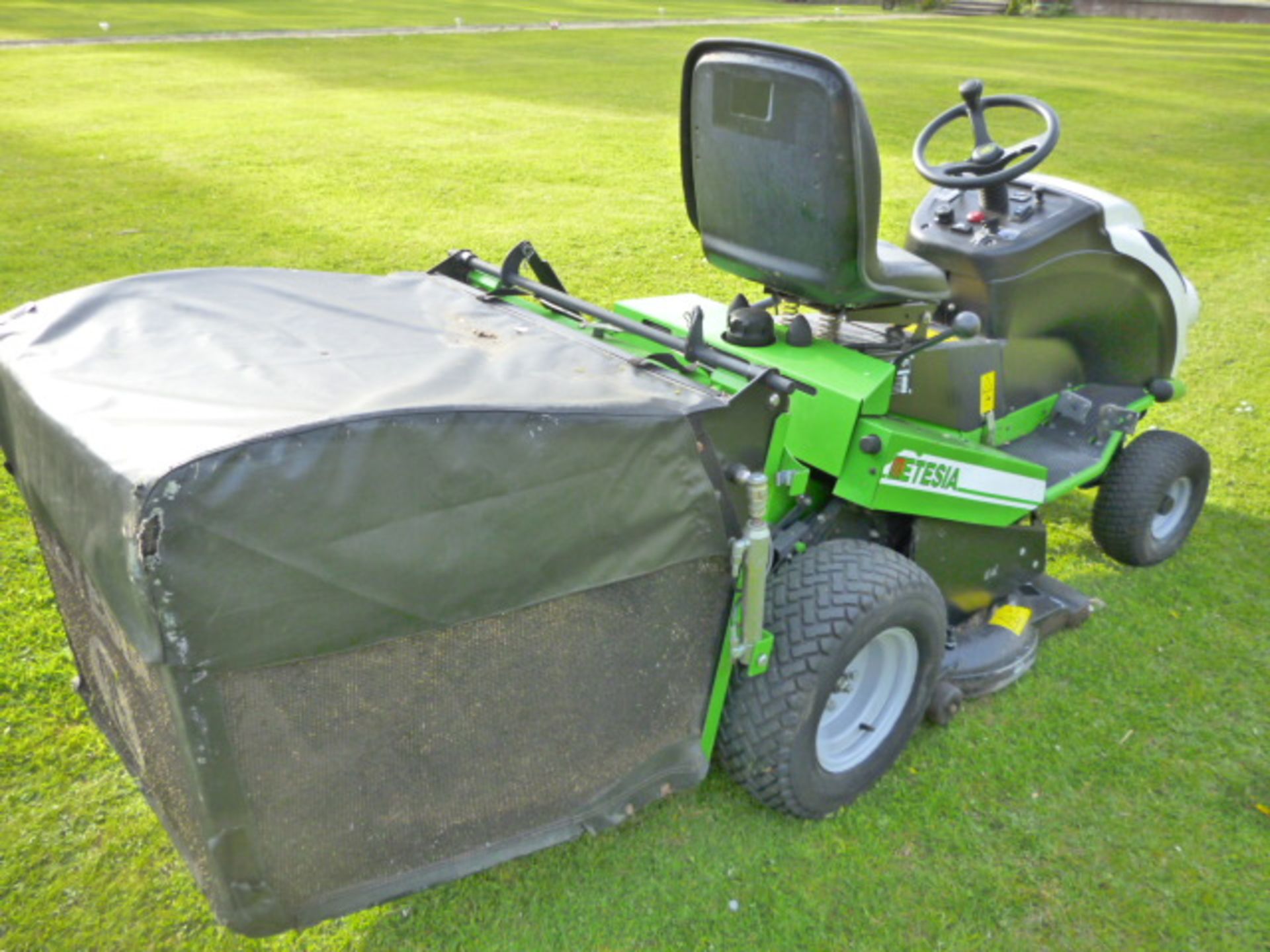 ETESIA HYDRO 100 PETROL LOW TIP RIDE ON MOWER - Image 5 of 5