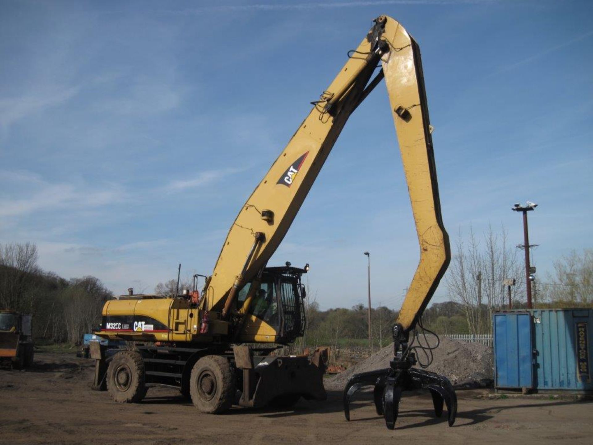 Caterpillar 325C LMH Scrap Handler 2005, Hydraulic high cab scrap handler with solid tyres (grab not - Image 2 of 3