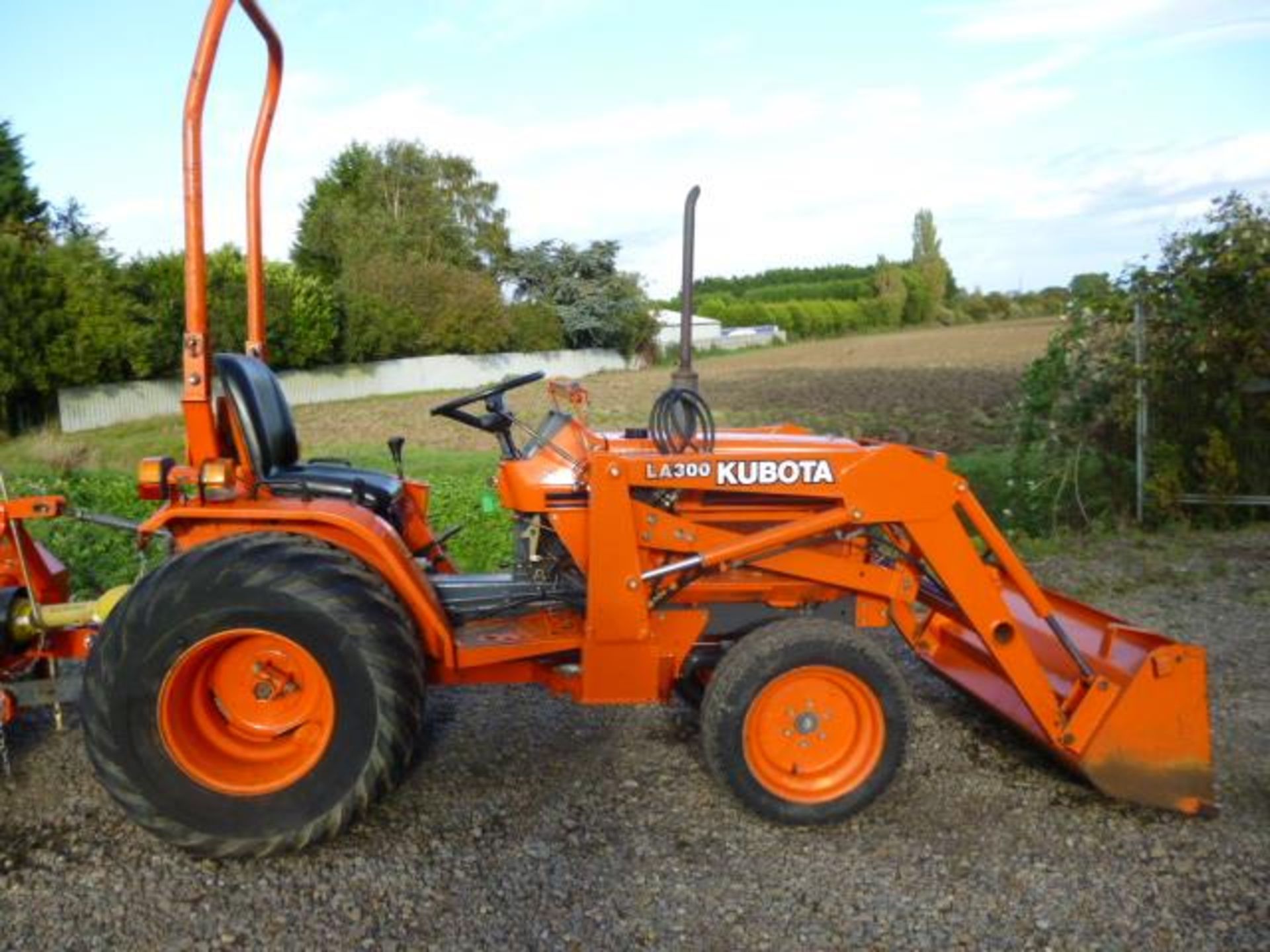 KUBOTA B1750 COMPACT TRACTOR WITH LOADER