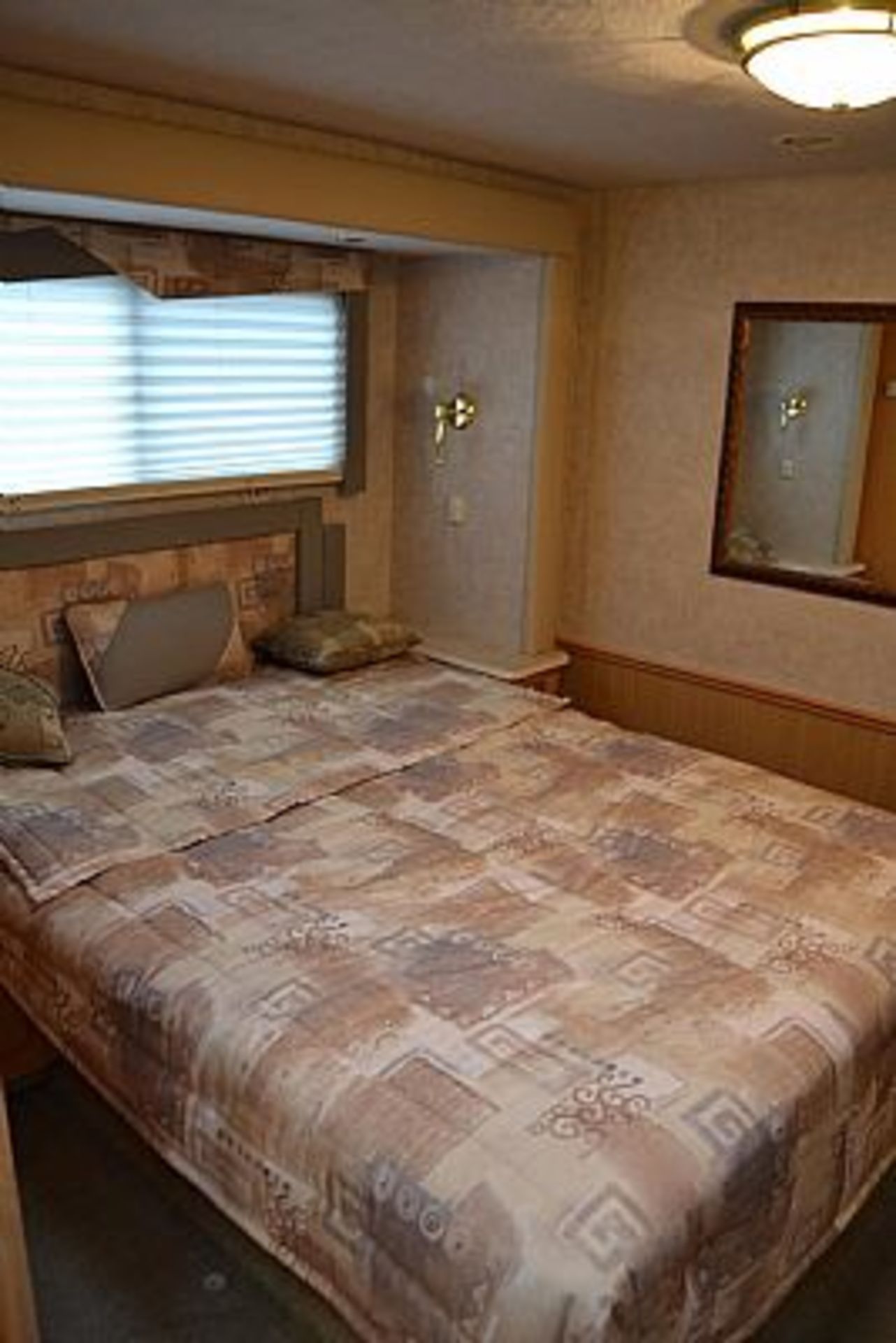 2005 Seabreeze LX Motor Home Registered in 2005 - Mounted on work horse W/22 chassis 33' 11"" - Image 6 of 8