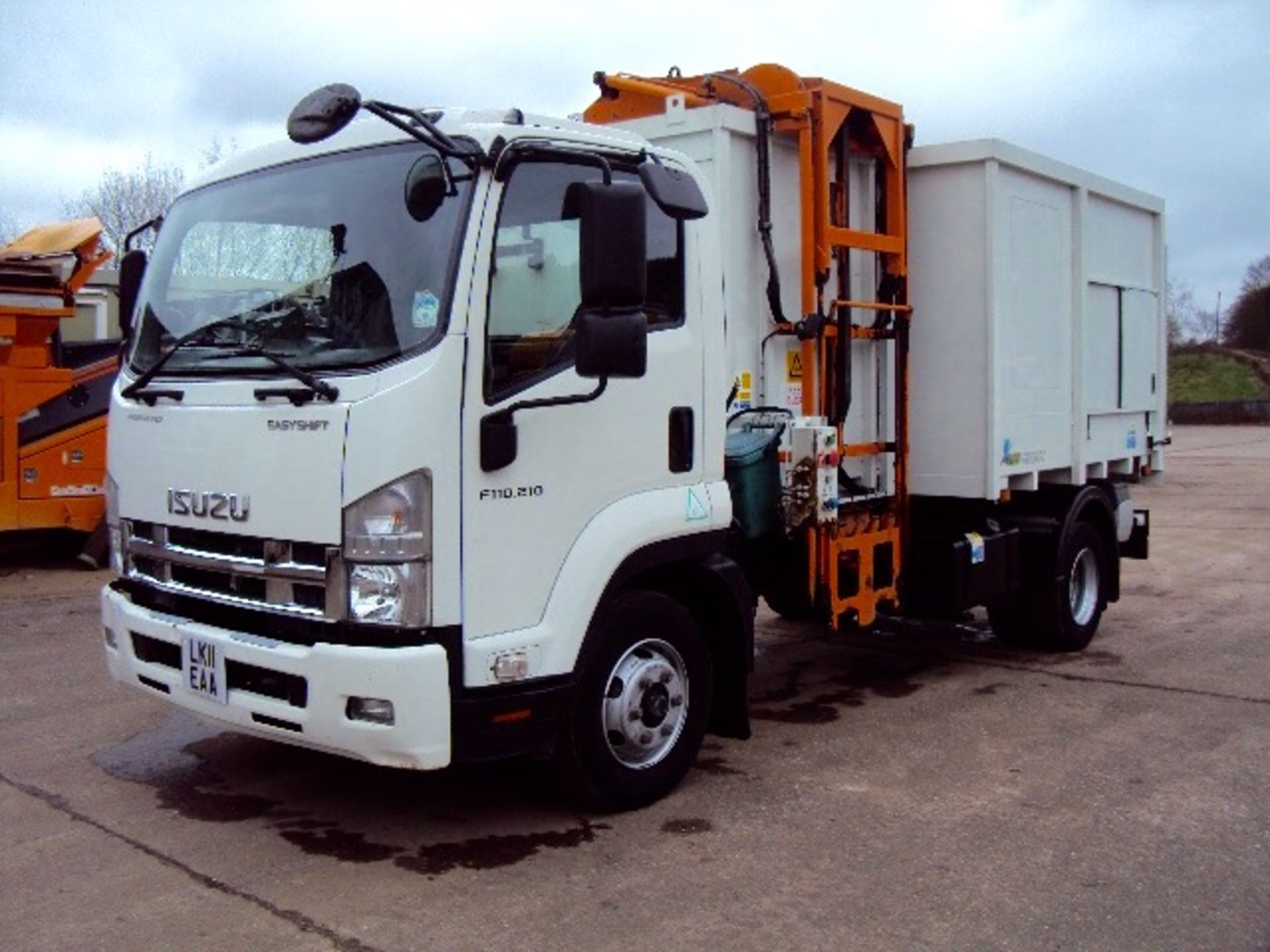 2011 Isuzu NF110.210 Recycling Tipper truck    GVW - 11 ton    1st reg'd - 1/7/2011   Reg no - - Image 6 of 6