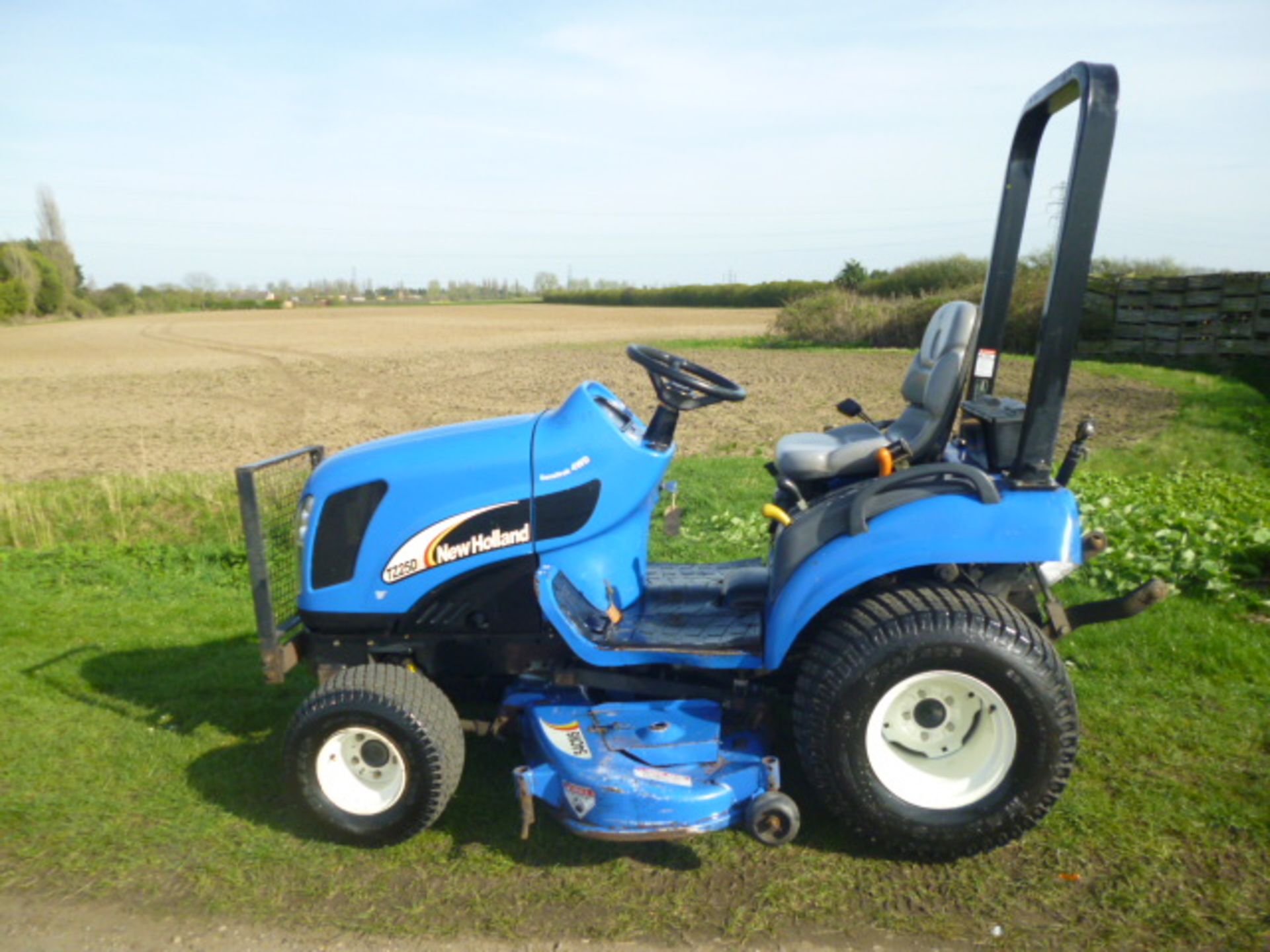 NEW HOLLAND TC25D TRACTOR SUB WITH LINKAGE