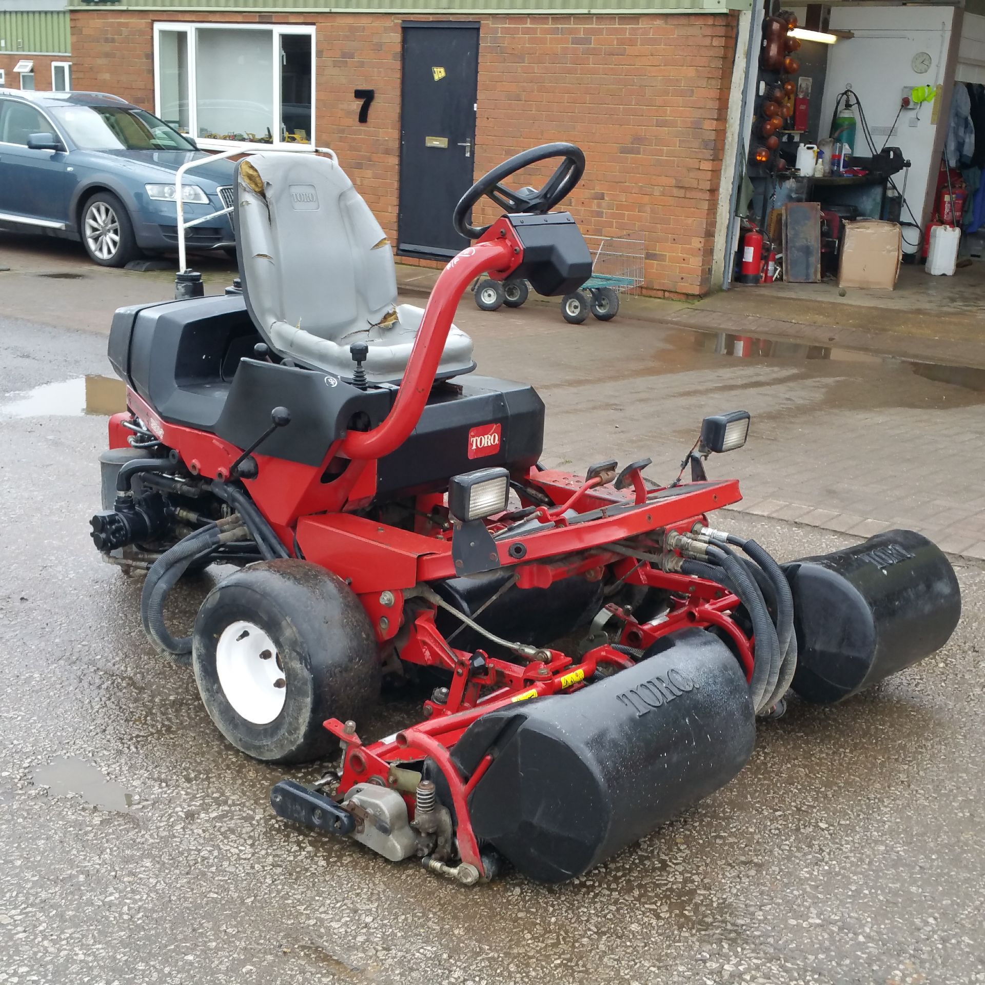 Toro Reelmaster 3200 mower   Triple cylinders   Hydrostatic drive   2 wheel drive   Collection - Image 2 of 6