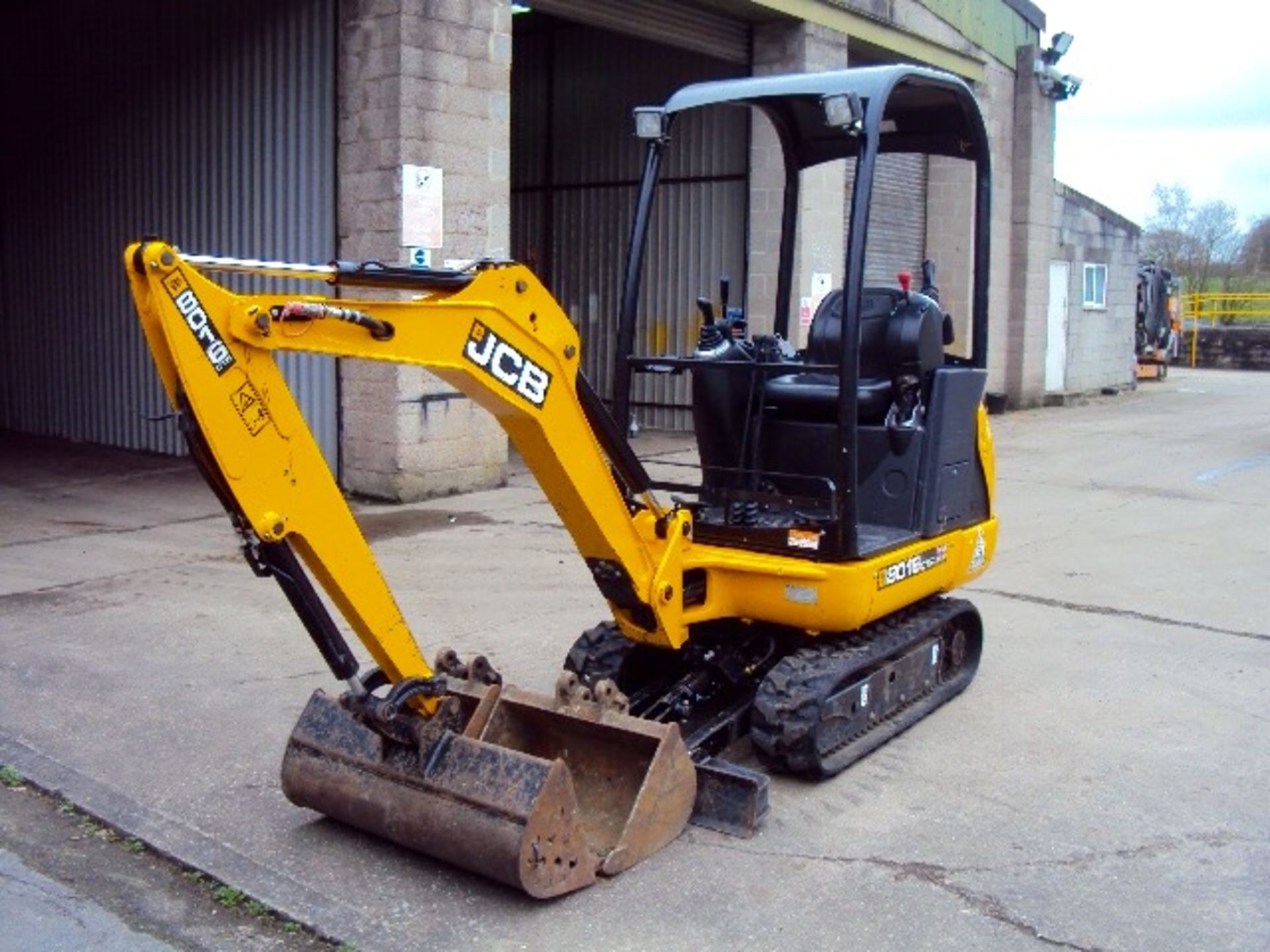 2015 JCB 8016 mini digger.   570 hours   3 buckets   Complete with twin axle Indespension plant