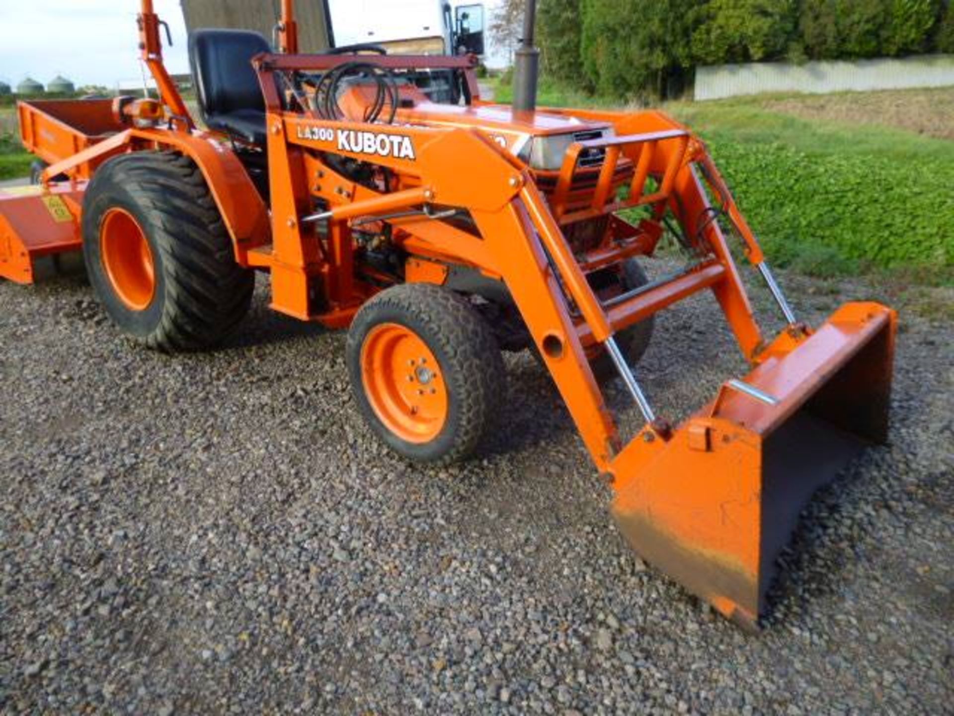 KUBOTA B1750 COMPACT TRACTOR WITH LOADER - Image 2 of 6